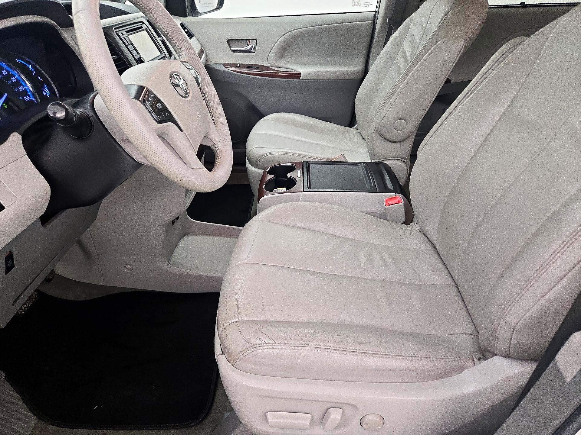 Thumbnail: 2014 Toyota Sienna - 11