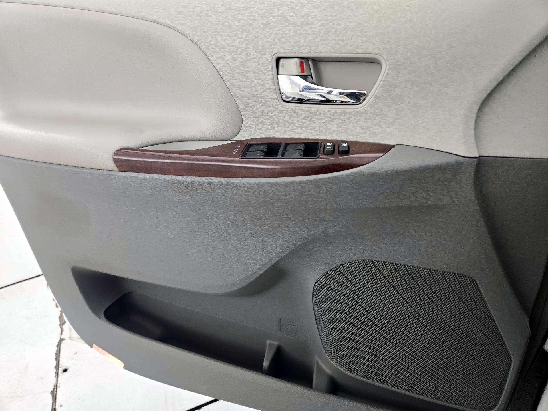 Thumbnail: 2014 Toyota Sienna - 12