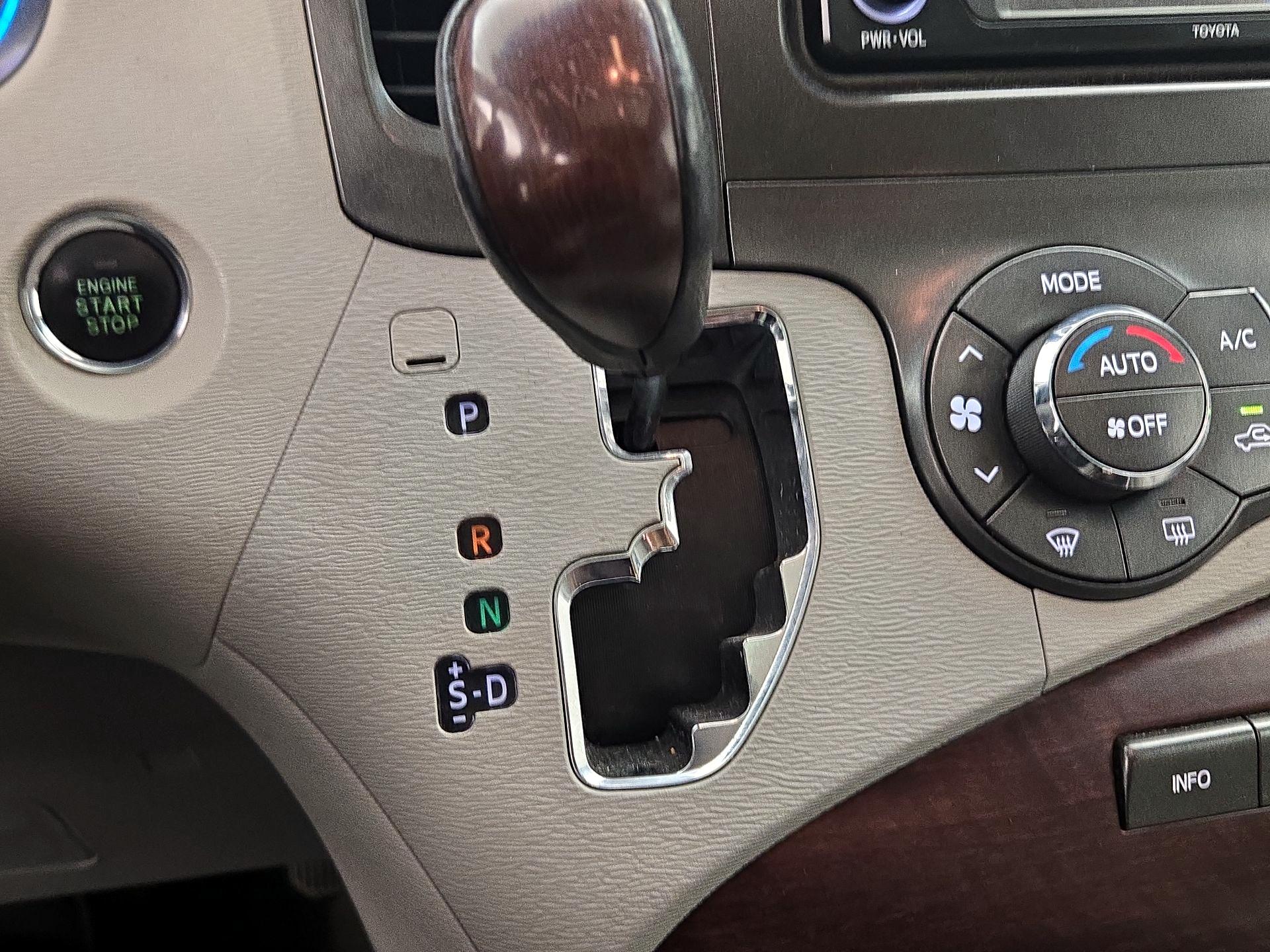 Thumbnail: 2014 Toyota Sienna - 15