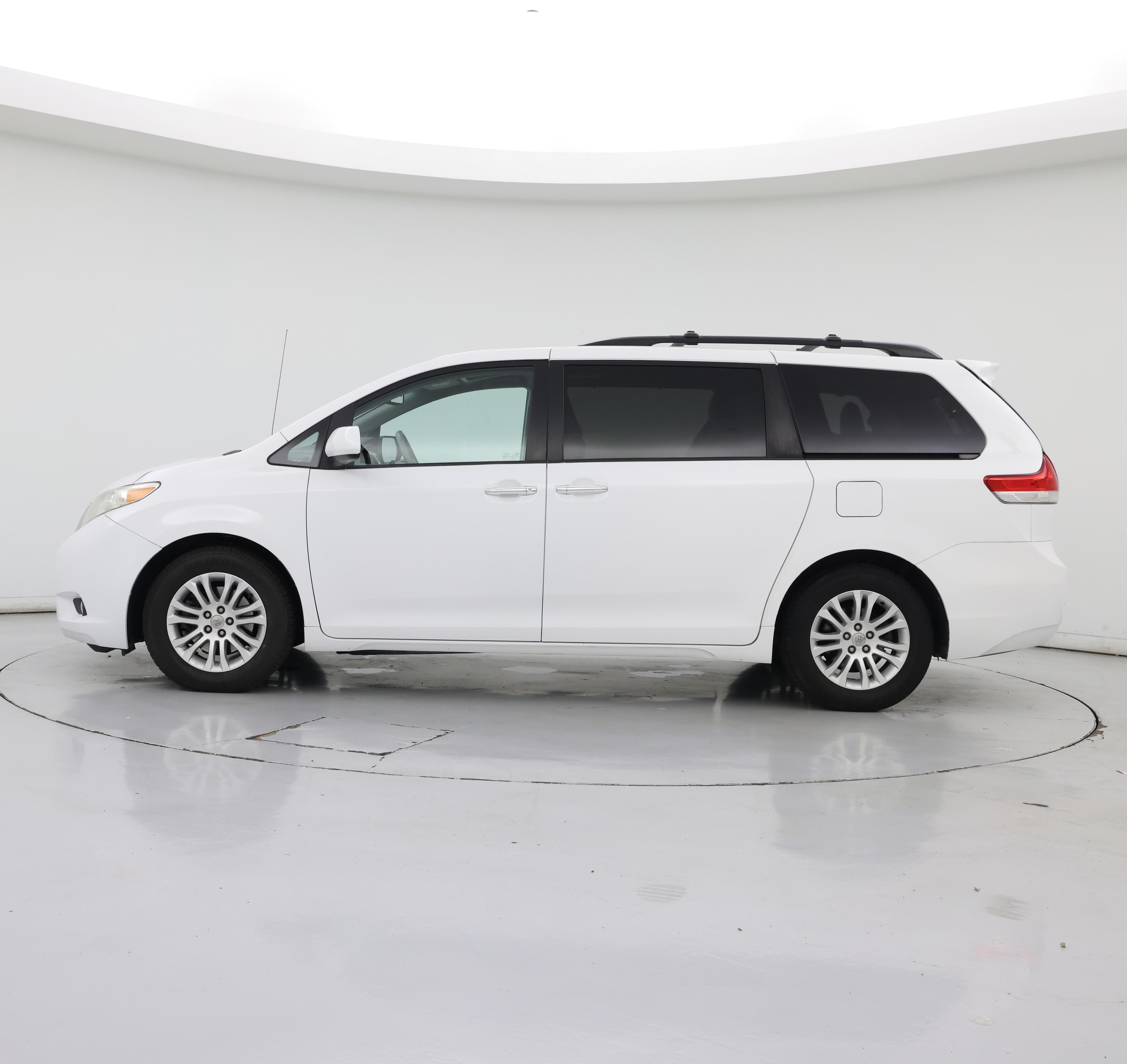 Thumbnail: 2014 Toyota Sienna - 3