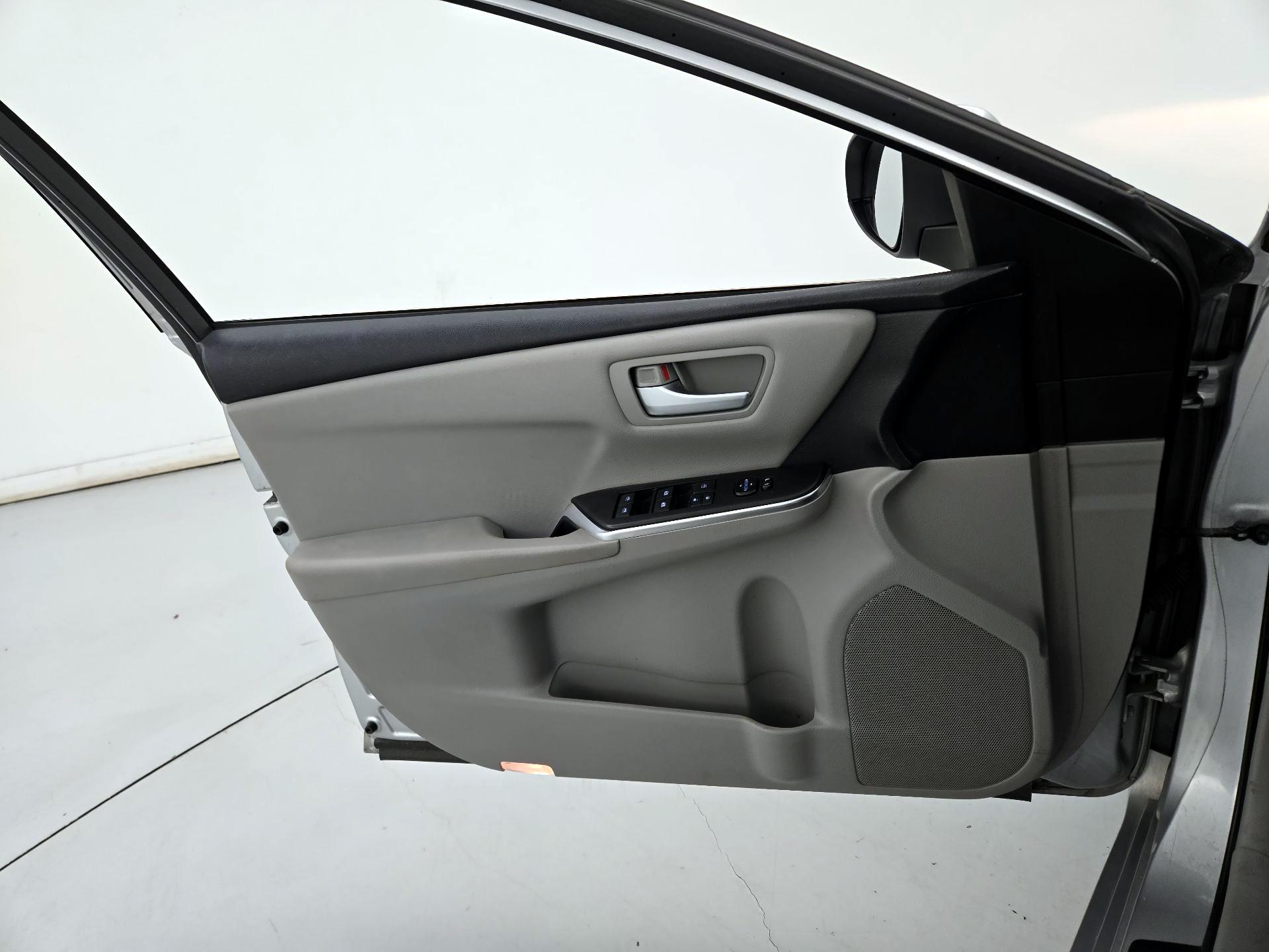 Thumbnail: 2016 Toyota Camry - 12