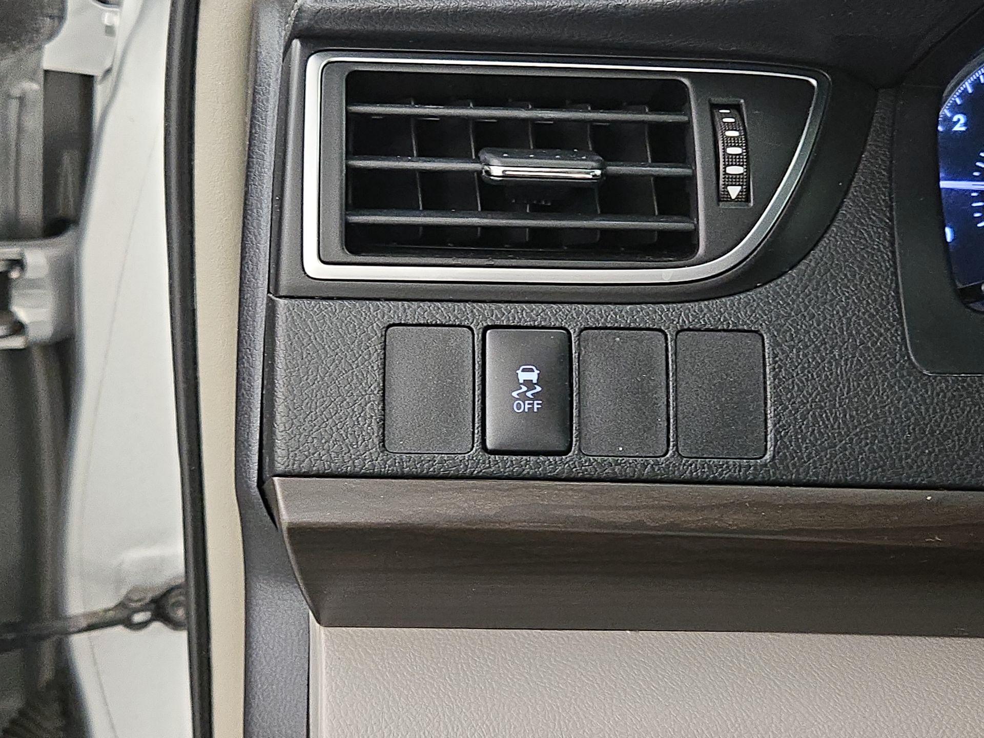 Thumbnail: 2016 Toyota Camry - 13