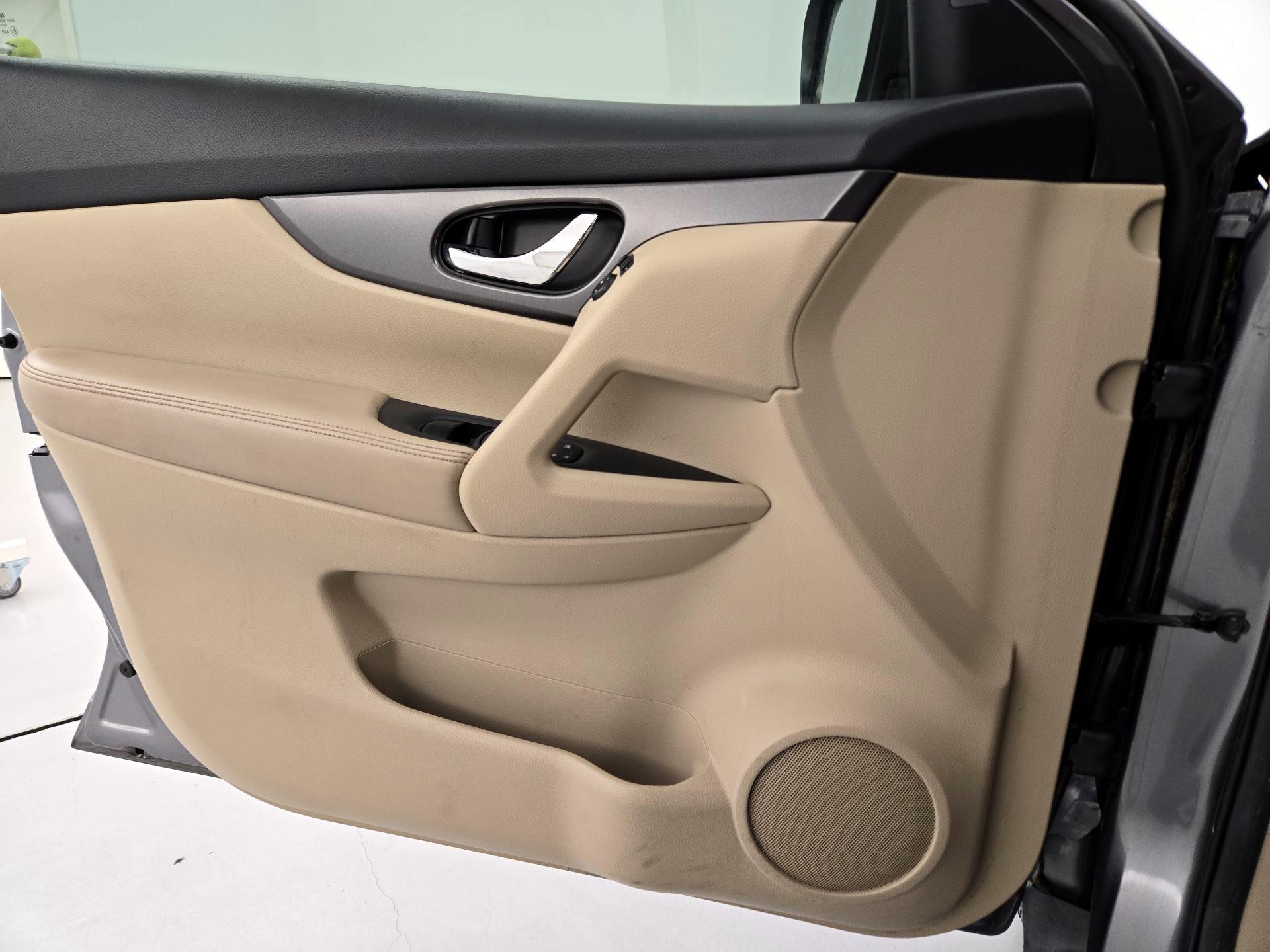 Thumbnail: 2015 Nissan Rogue - 12