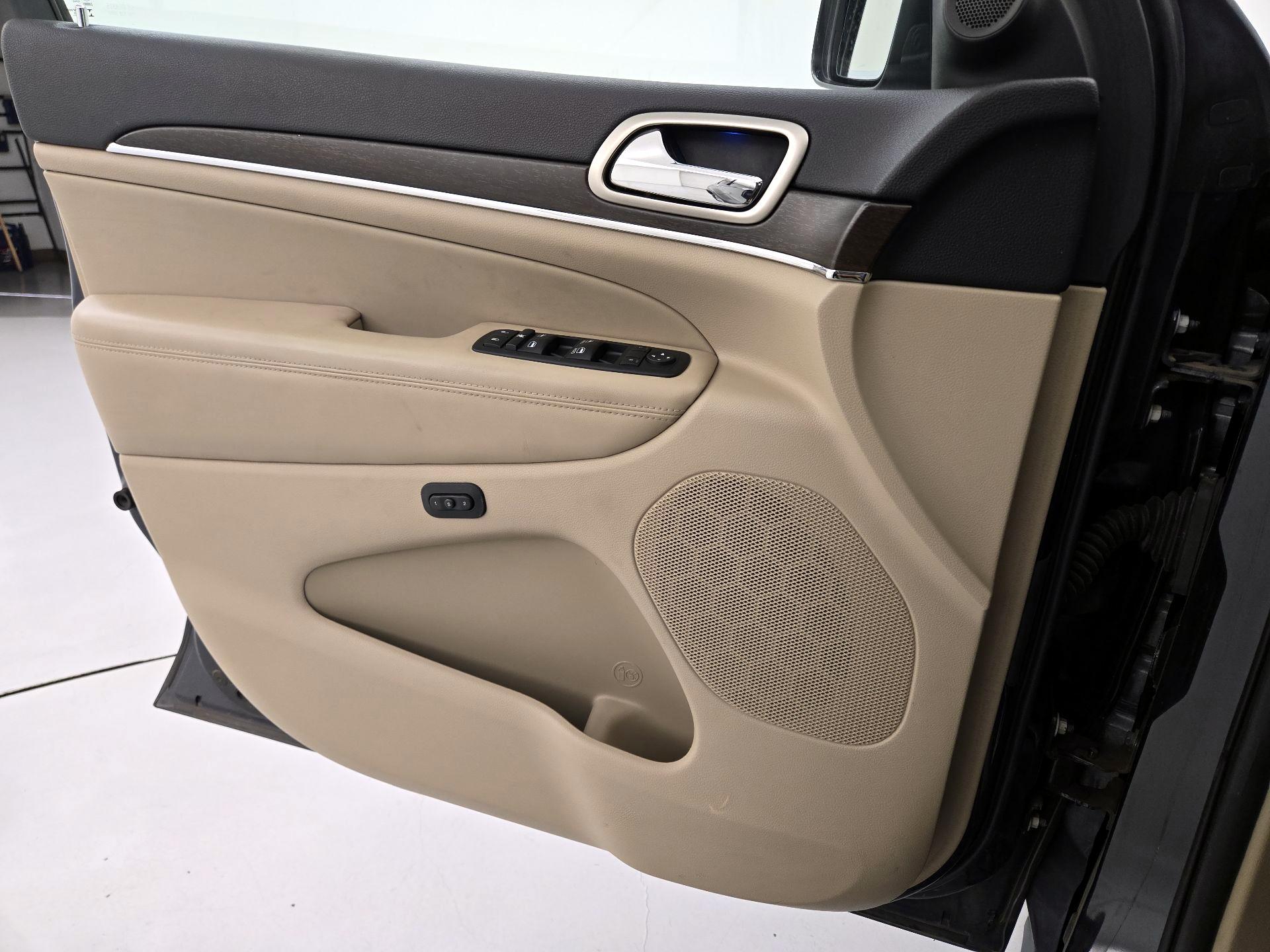 Thumbnail: 2015 Jeep Grand Cherokee - 12