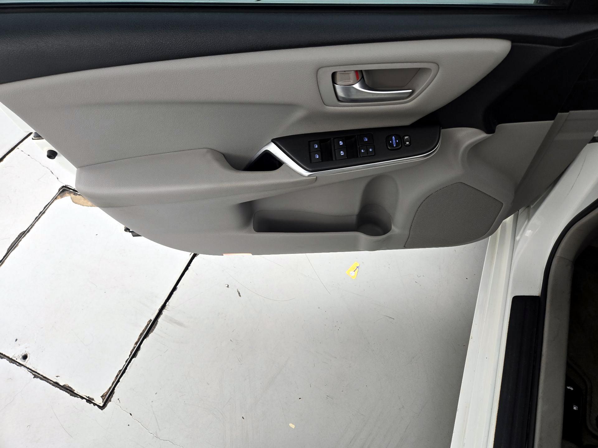 Thumbnail: 2016 Toyota Camry - 12