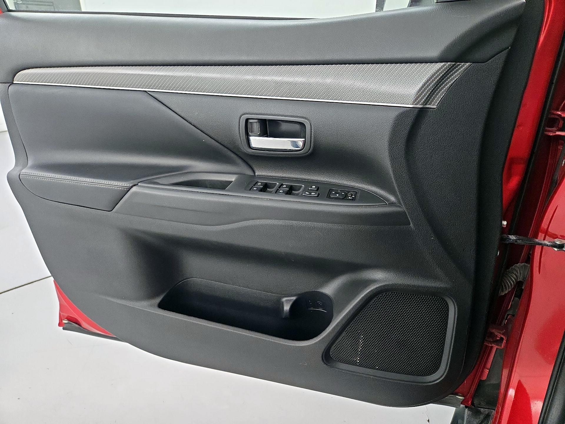 Thumbnail: 2019 Mitsubishi Outlander - 12