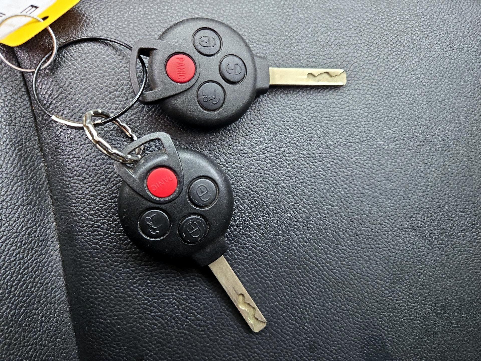 Thumbnail: 2015 smart fortwo - 20