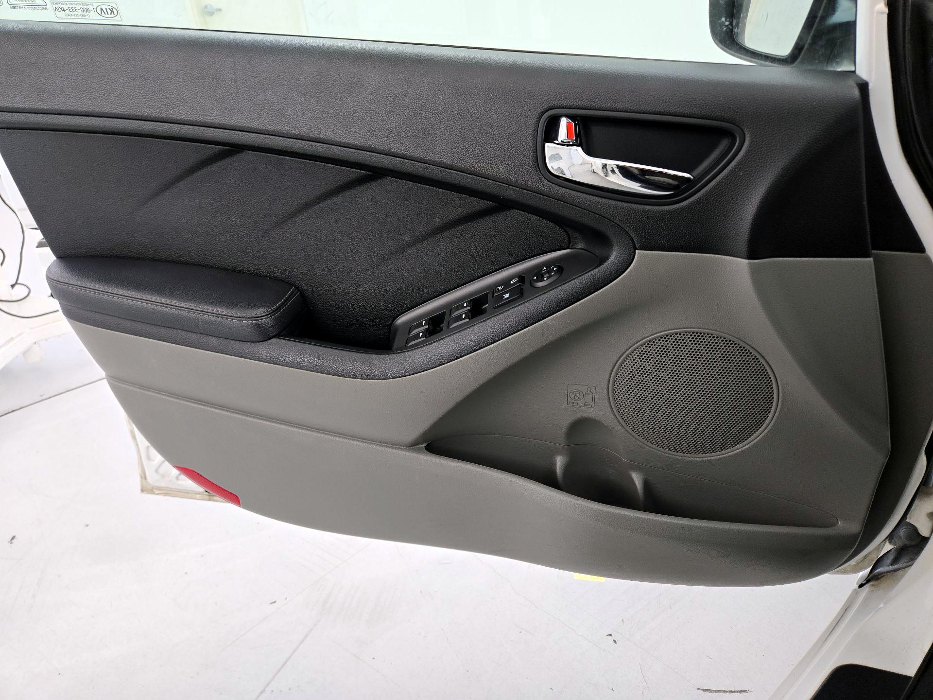 Thumbnail: 2016 Kia Forte - 12