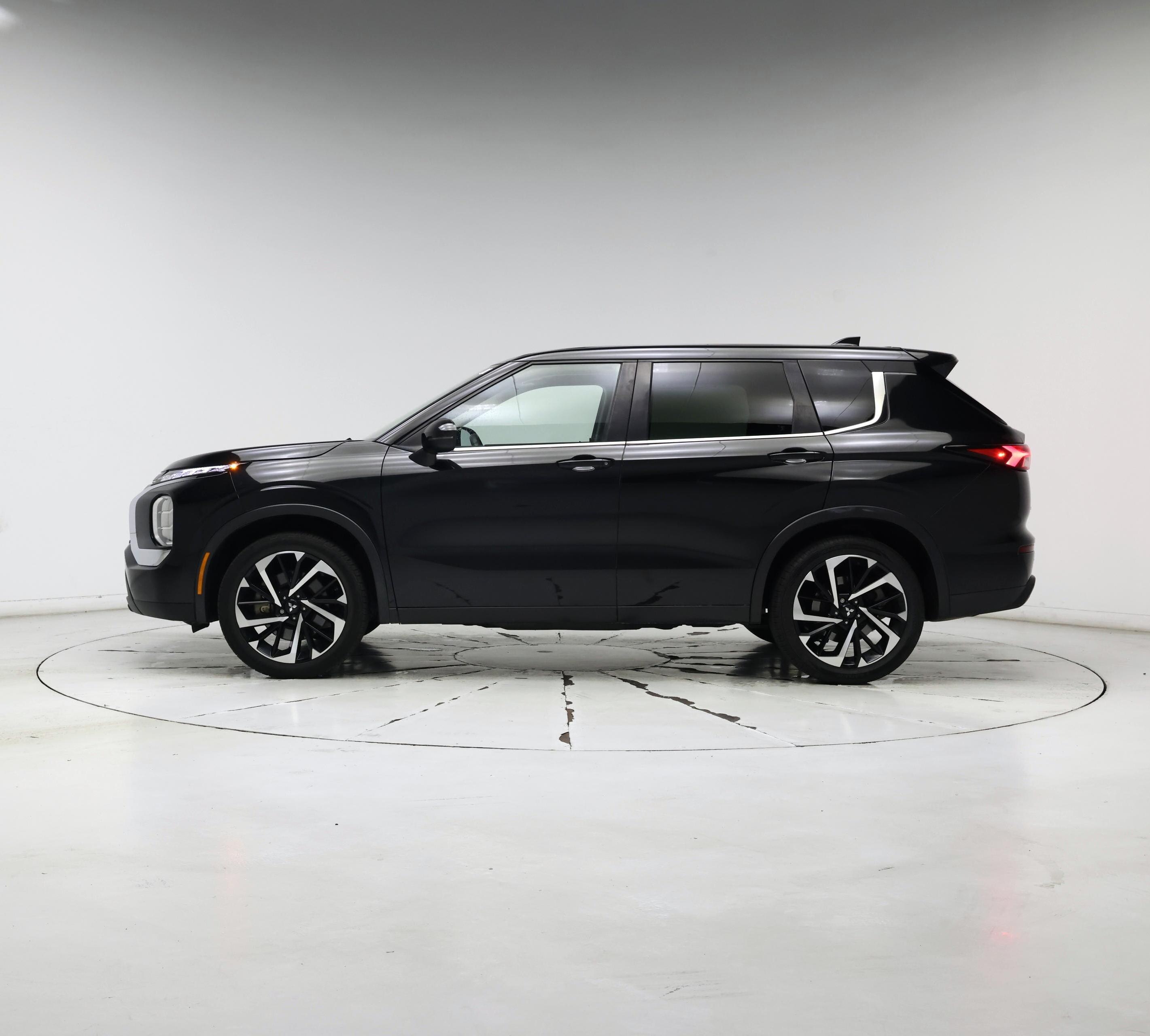 Thumbnail: 2022 Mitsubishi Outlander - 3