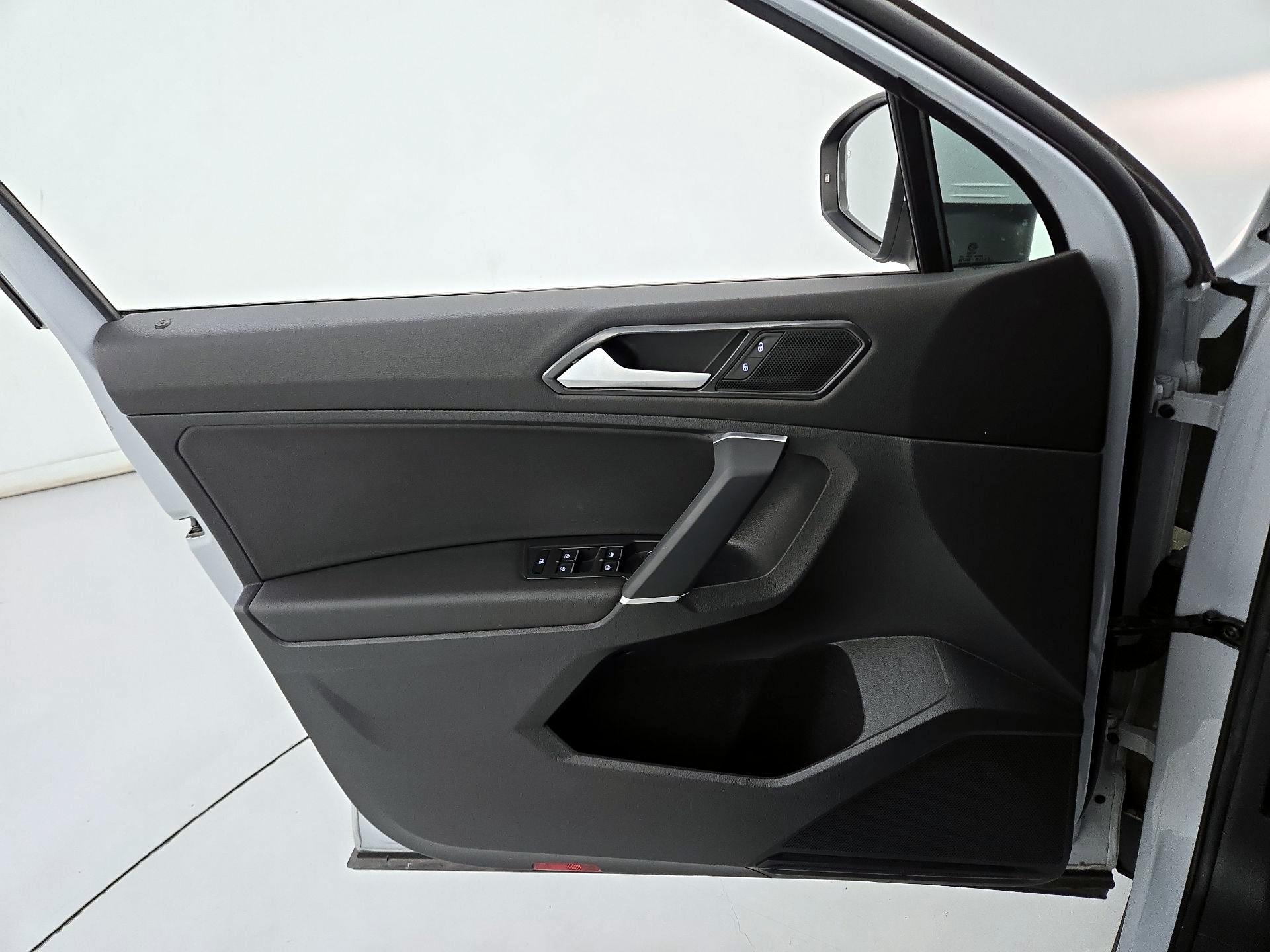 Thumbnail: 2018 Volkswagen Tiguan - 12