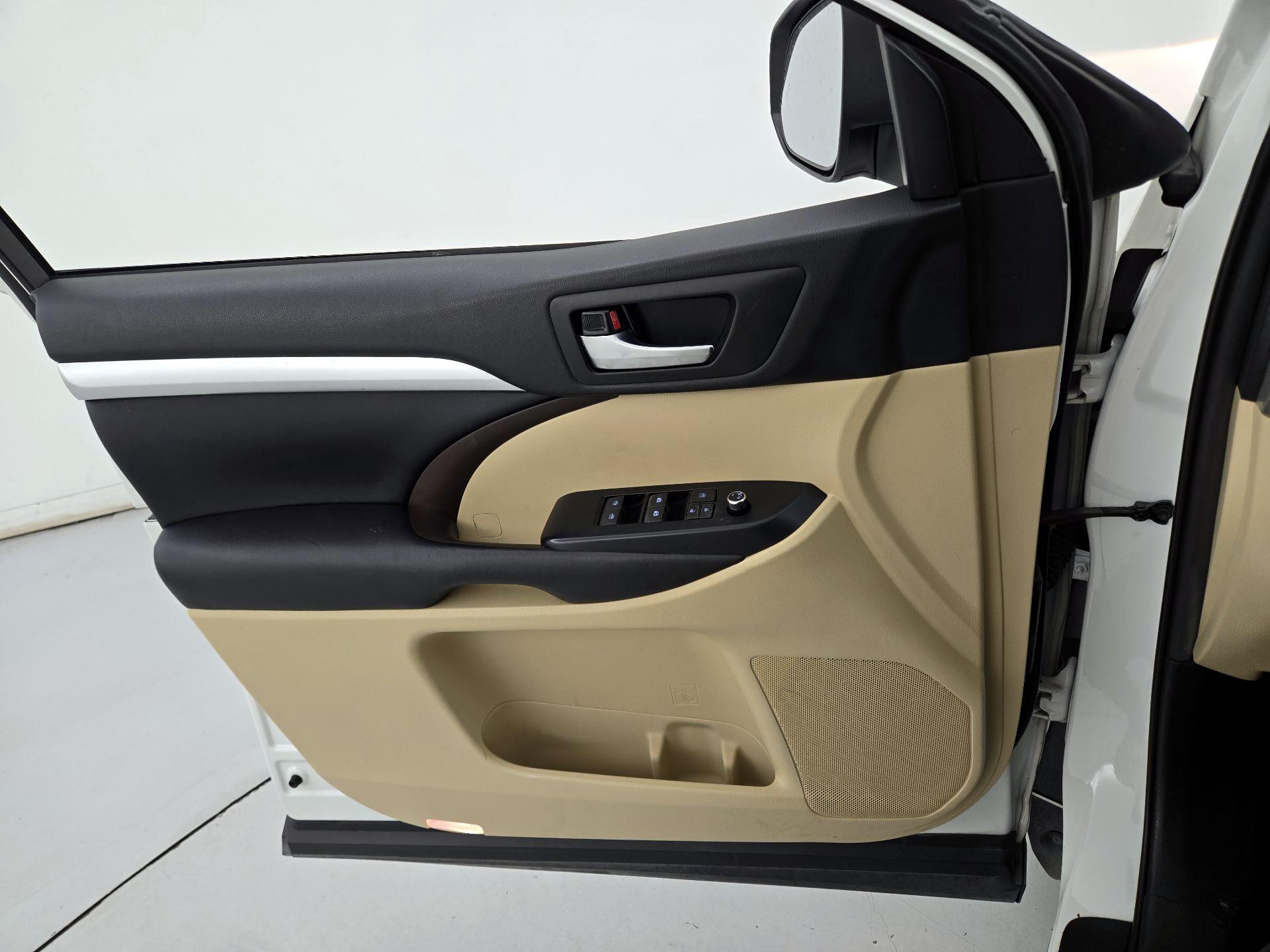 Thumbnail: 2019 Toyota Highlander - 12