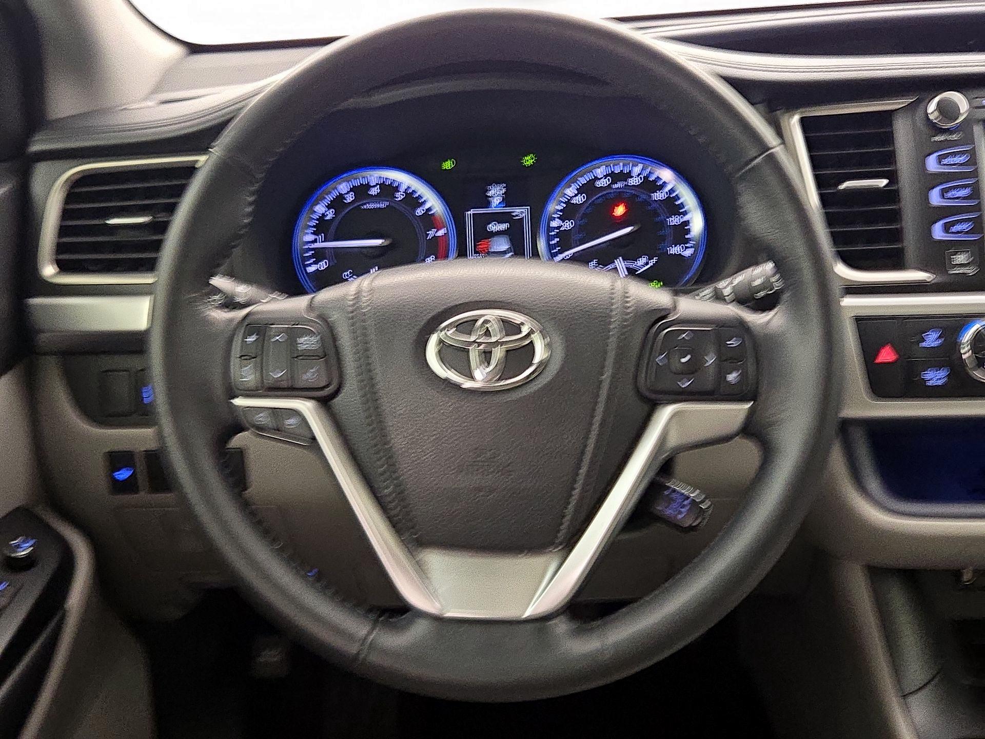 Thumbnail: 2015 Toyota Highlander - 10