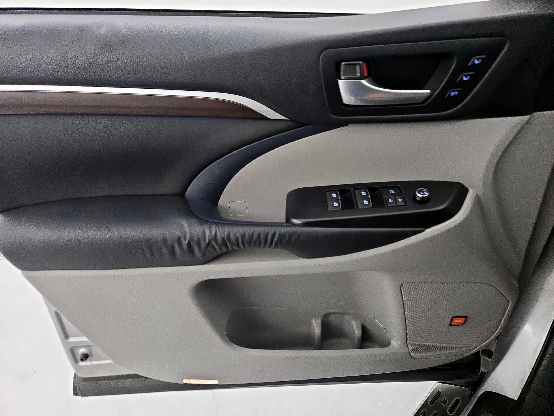 Thumbnail: 2015 Toyota Highlander - 12