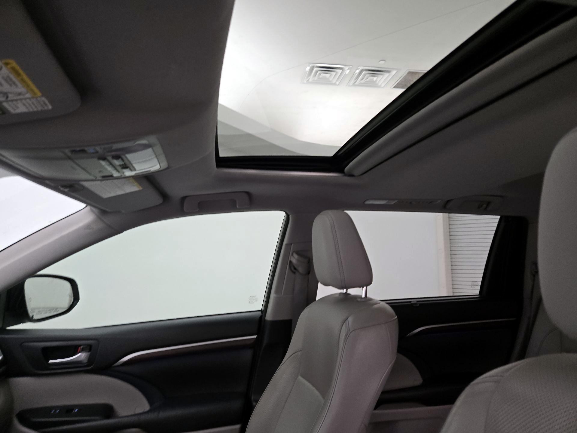 Thumbnail: 2015 Toyota Highlander - 19