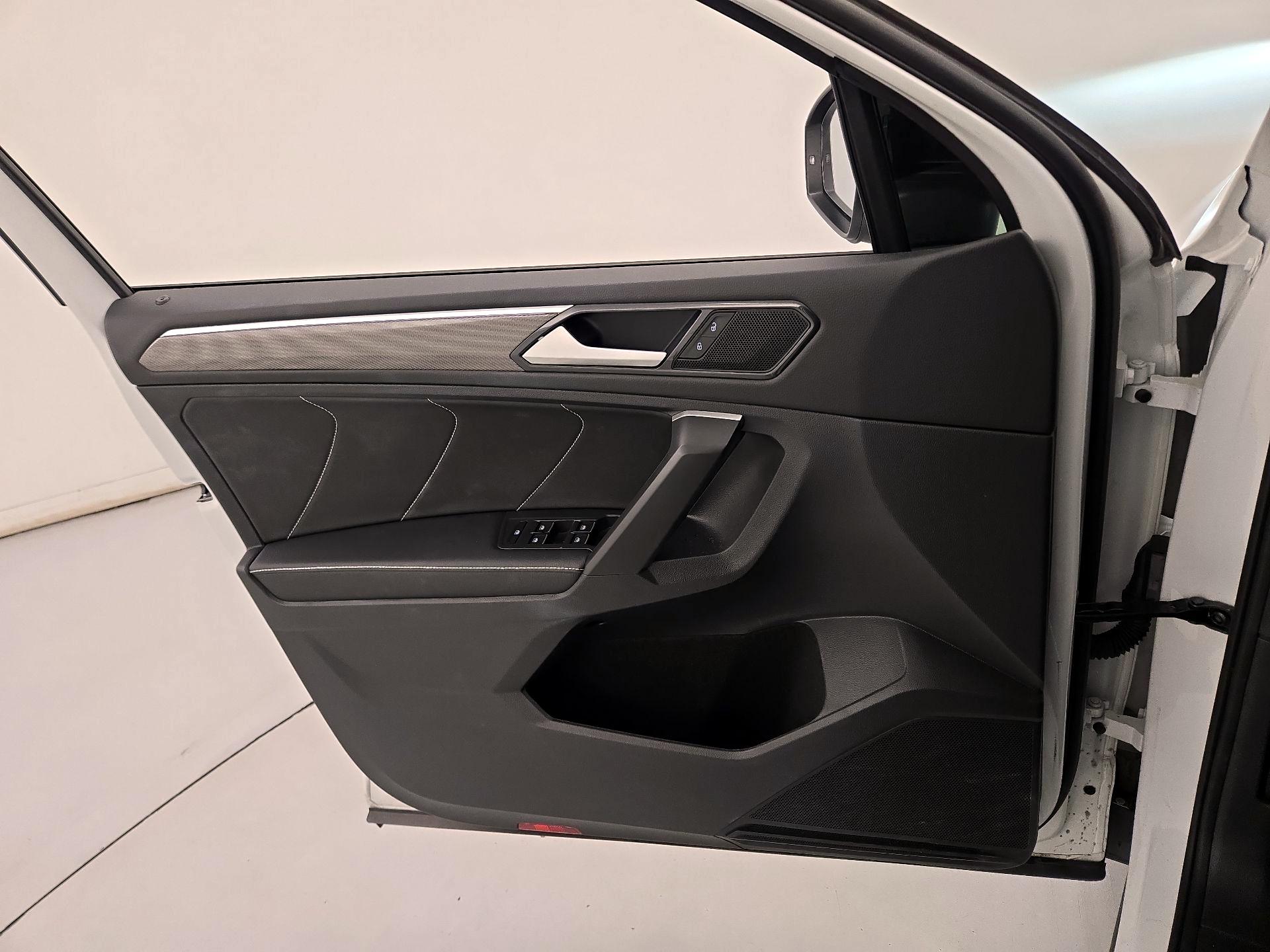 Thumbnail: 2023 Volkswagen Tiguan - 12