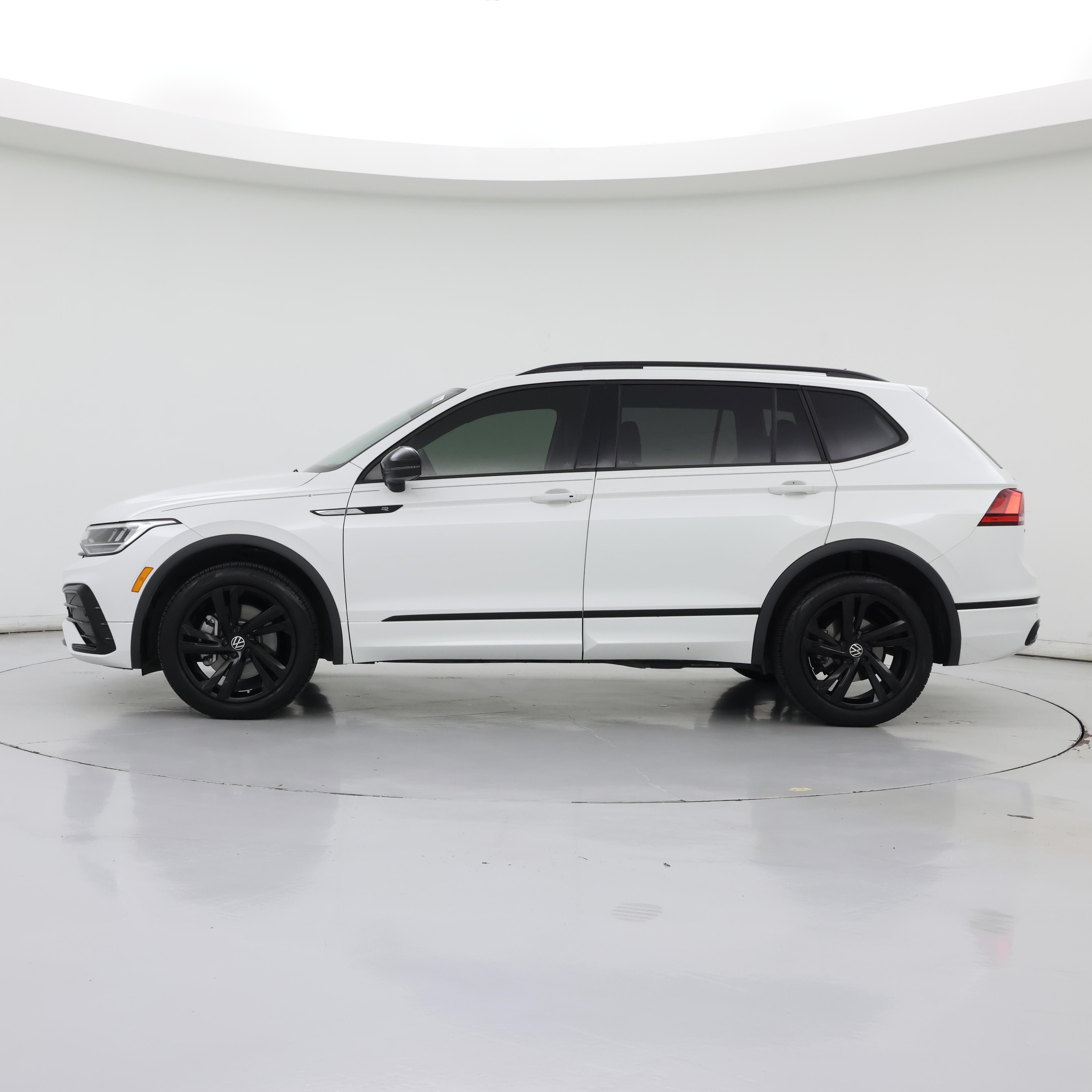 Thumbnail: 2023 Volkswagen Tiguan - 3