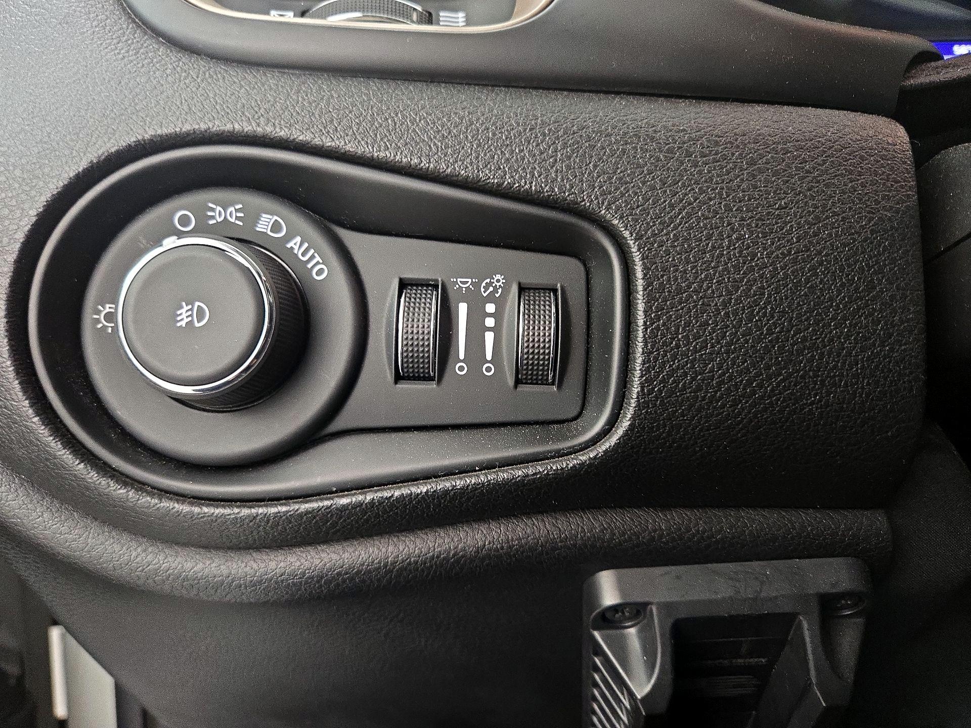 Thumbnail: 2015 Jeep Renegade - 13