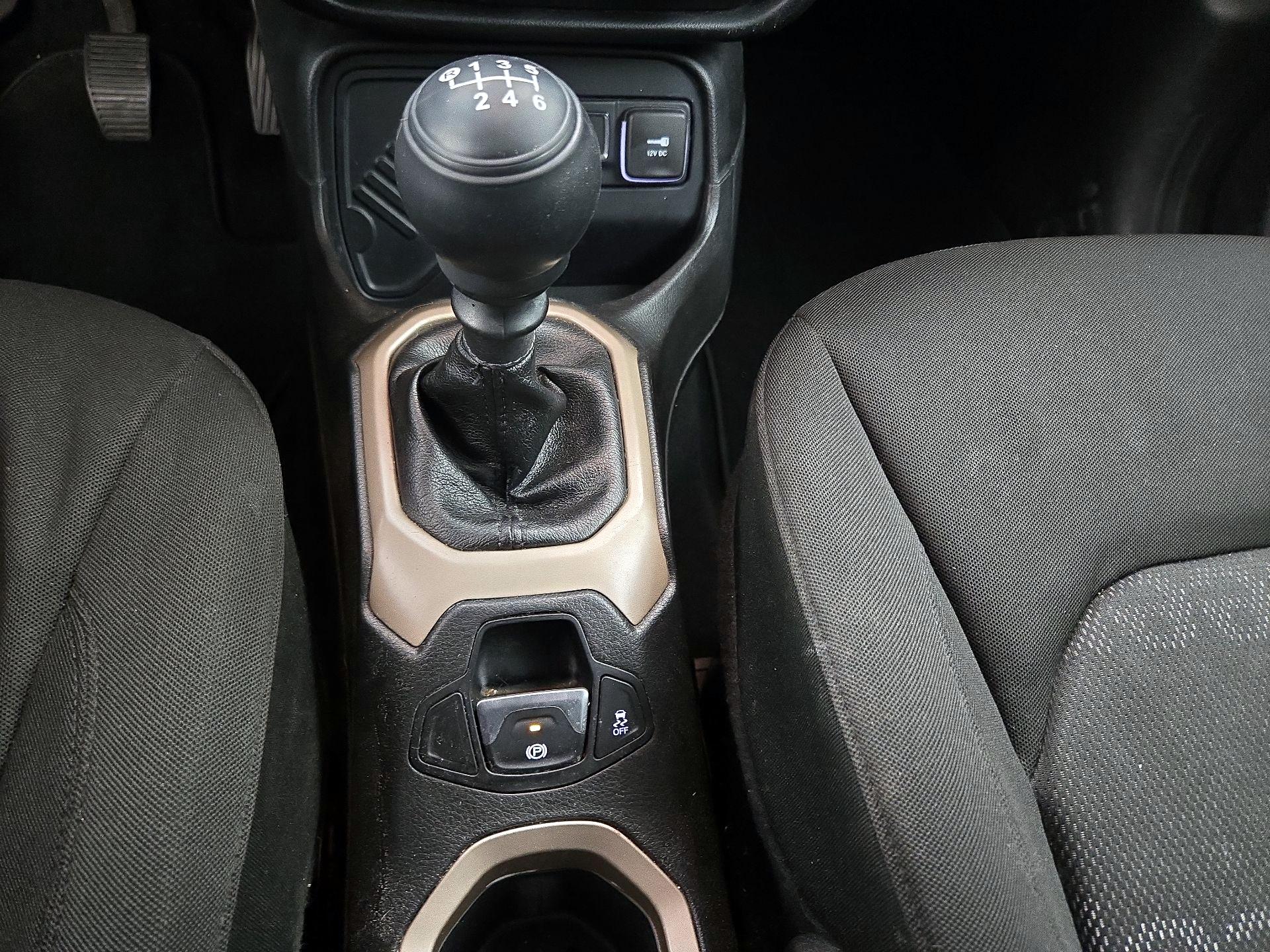 Thumbnail: 2015 Jeep Renegade - 17