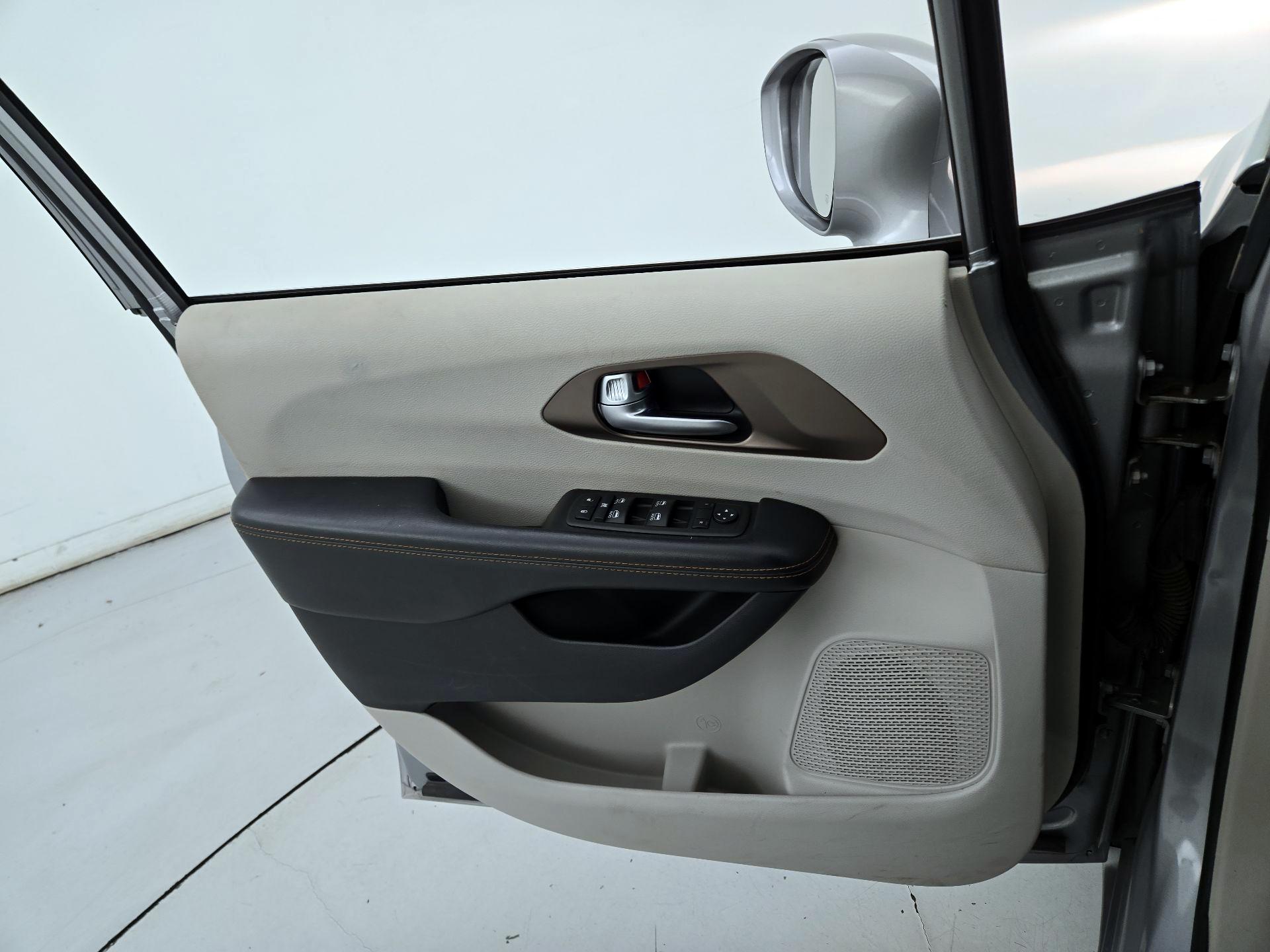 Thumbnail: 2017 Chrysler Pacifica - 12