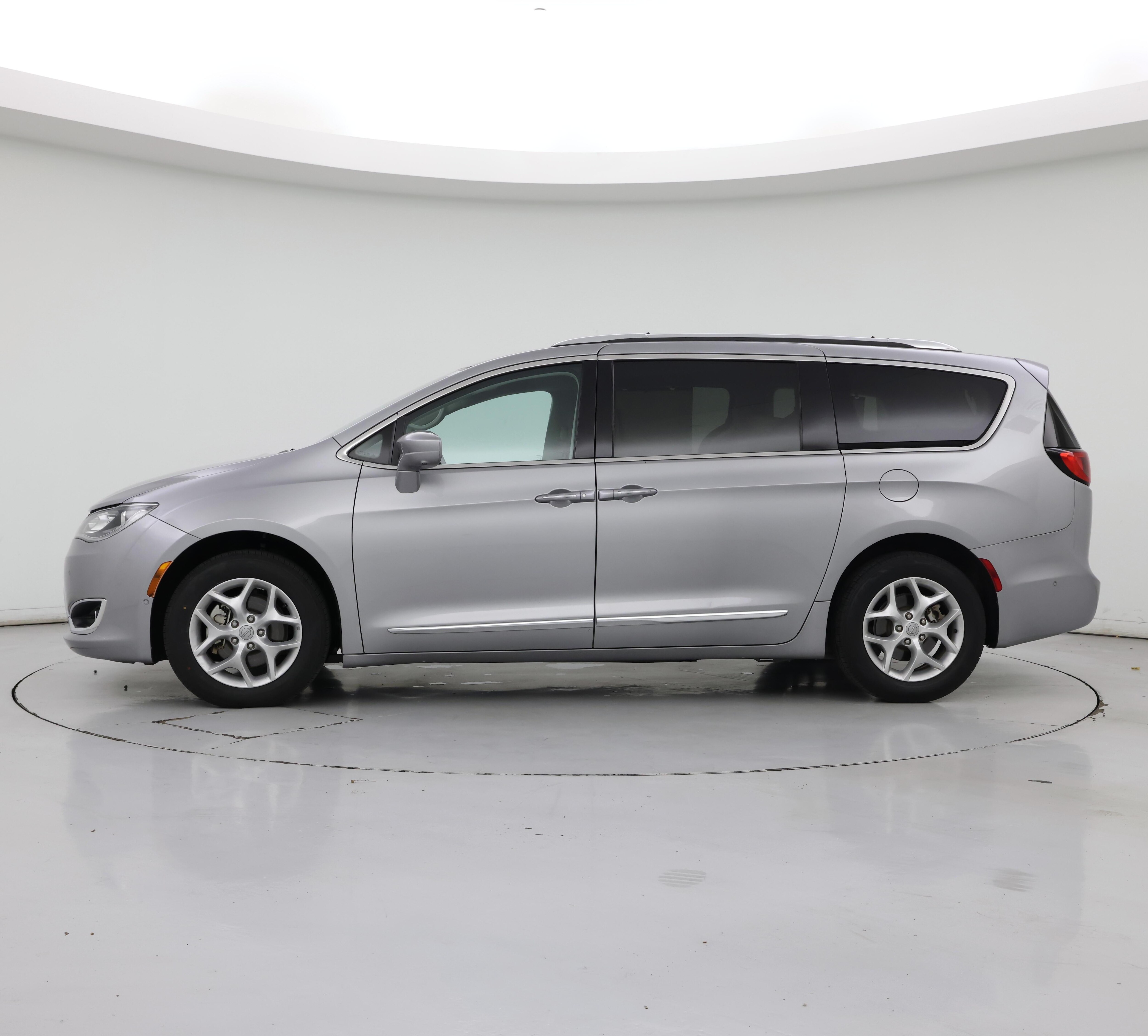 Thumbnail: 2017 Chrysler Pacifica - 3