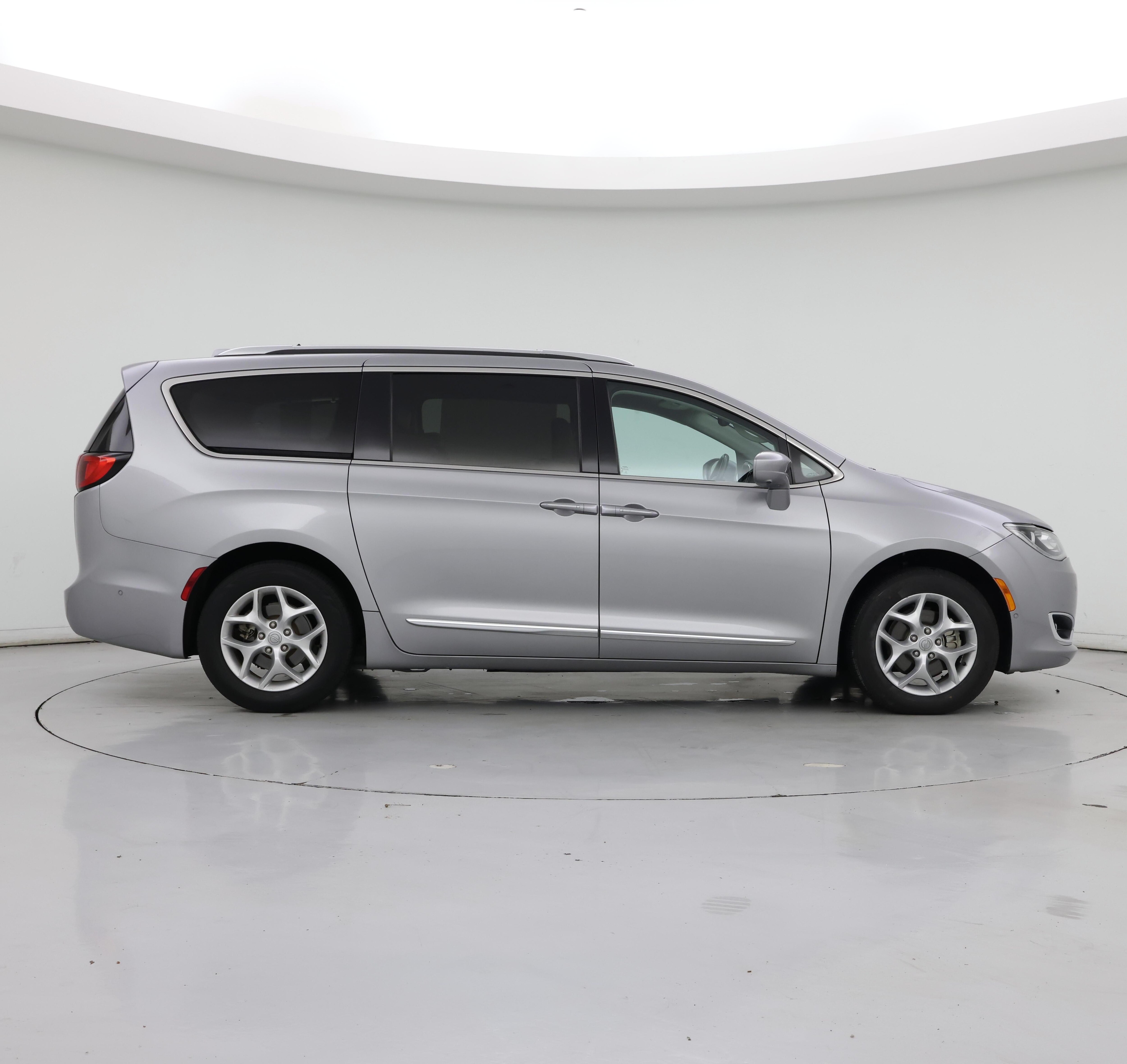 Thumbnail: 2017 Chrysler Pacifica - 7