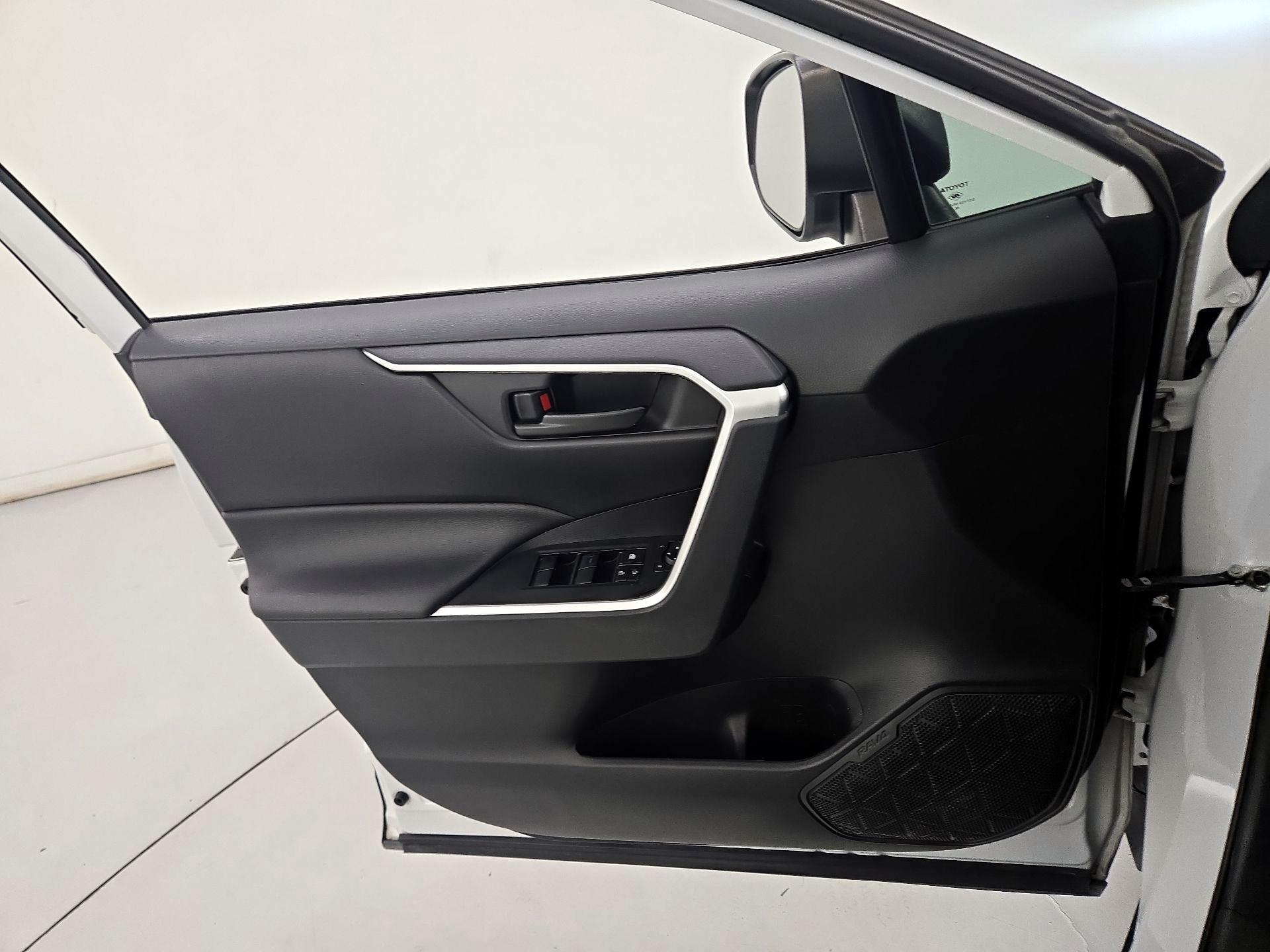 Thumbnail: 2019 Toyota RAV4 - 12