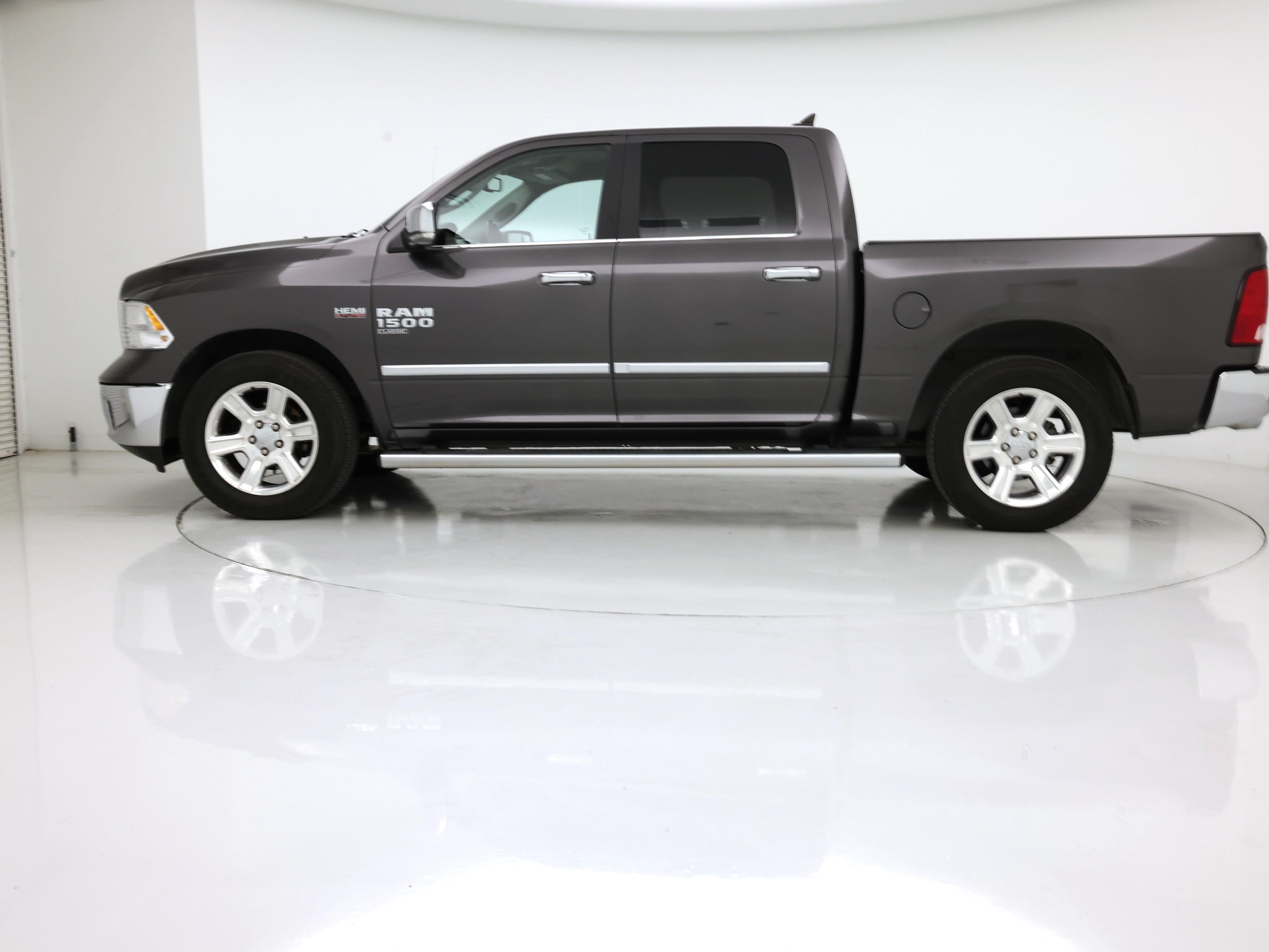 Thumbnail: 2019 RAM 1500 Classic - 3