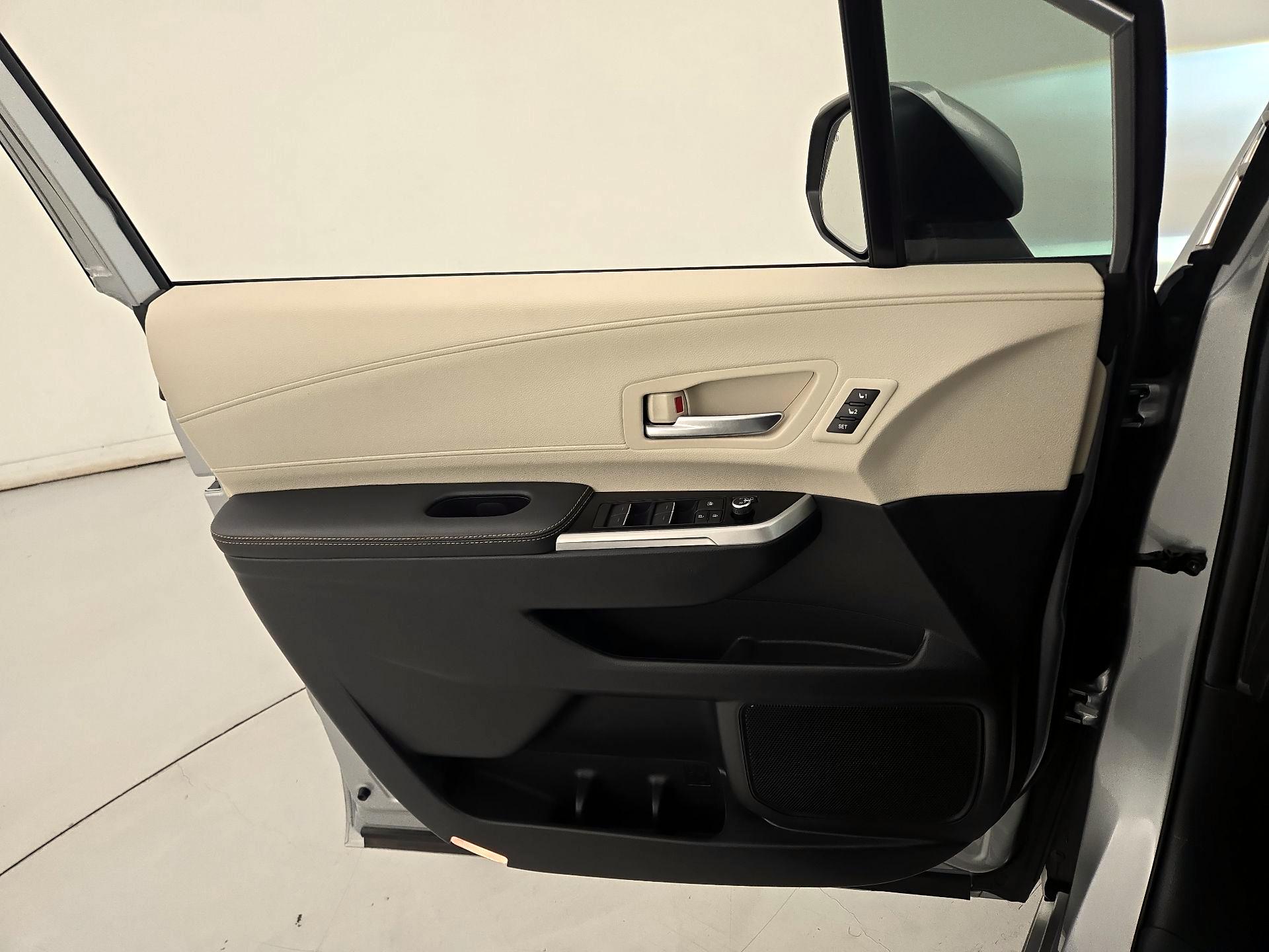 Thumbnail: 2025 Toyota Sienna - 12