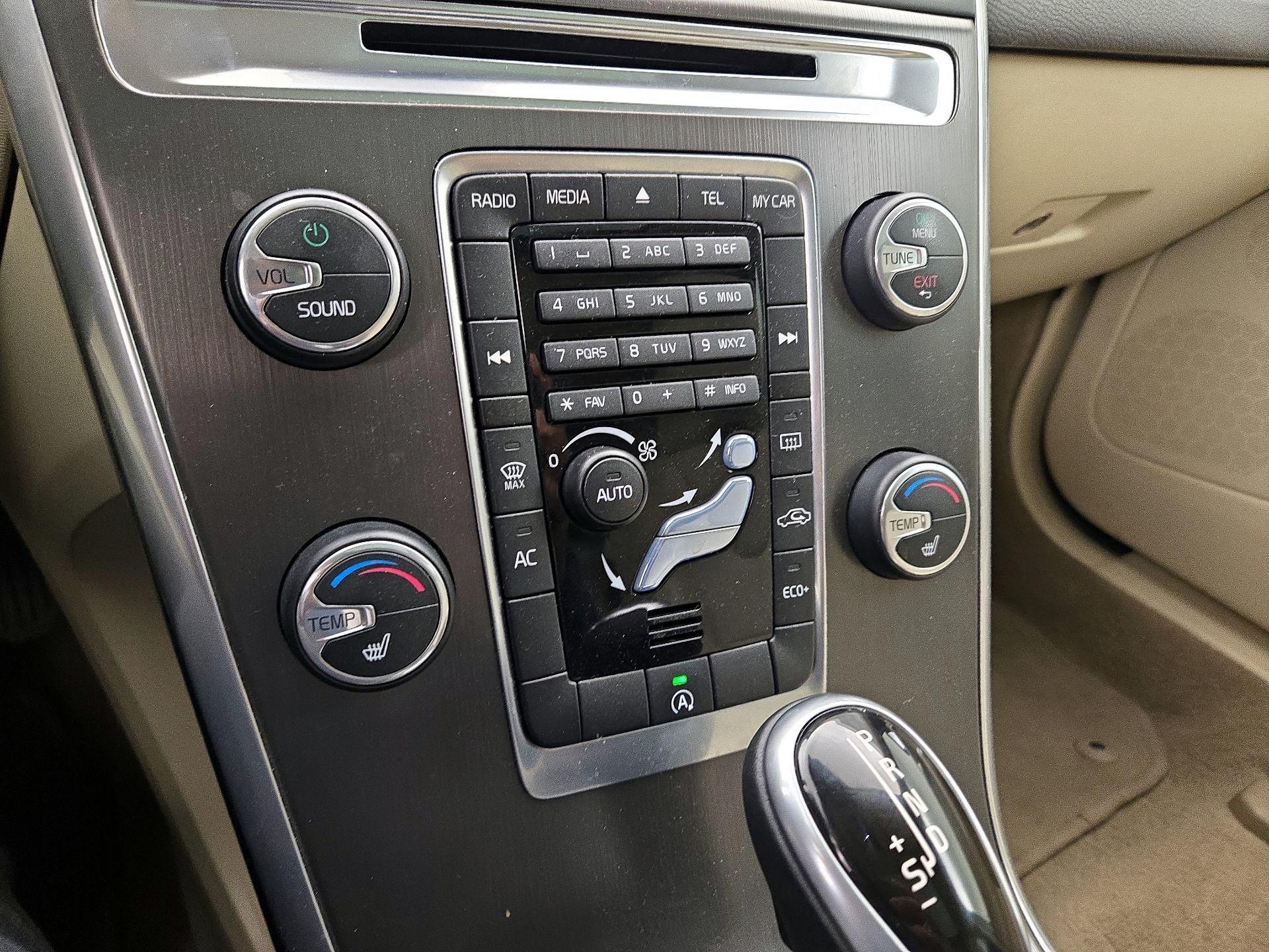 Thumbnail: 2015 Volvo XC60 - 15