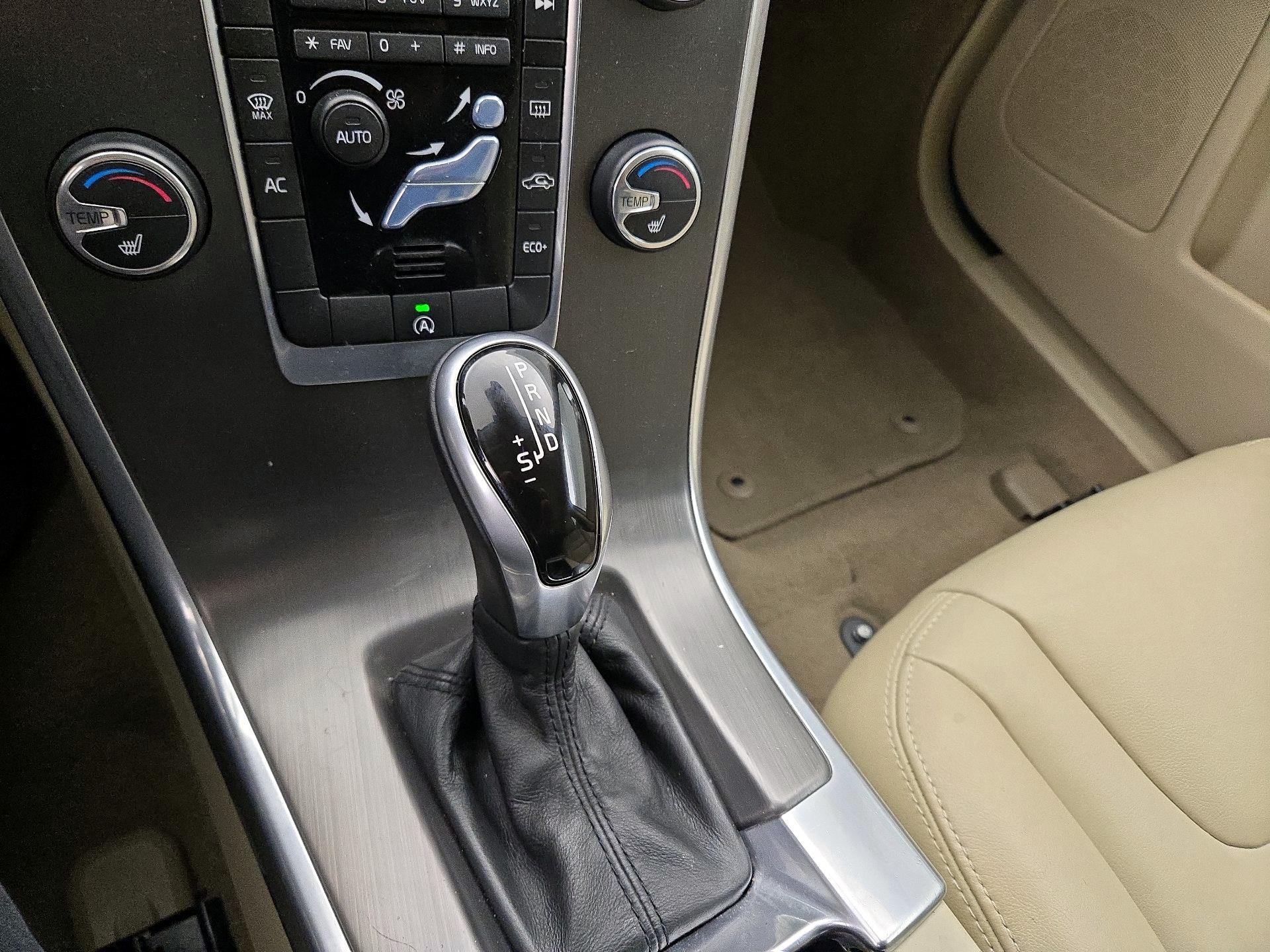 Thumbnail: 2015 Volvo XC60 - 16