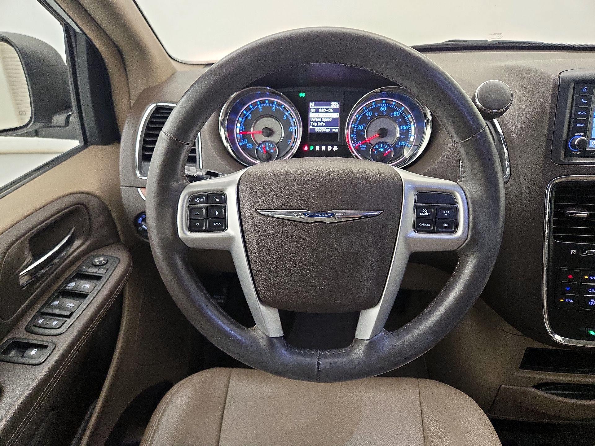 Thumbnail: 2016 Chrysler Town & Country - 10