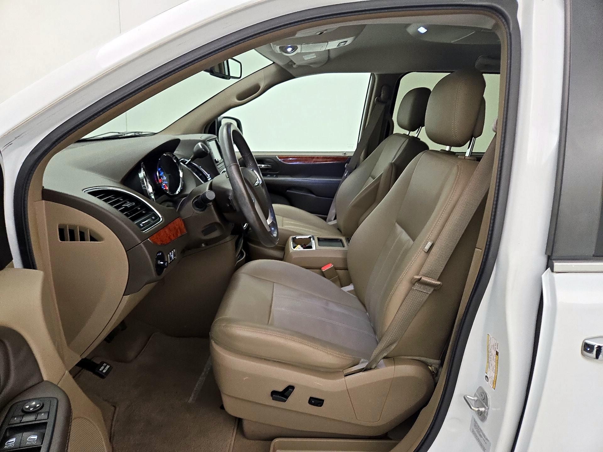 Thumbnail: 2016 Chrysler Town & Country - 11