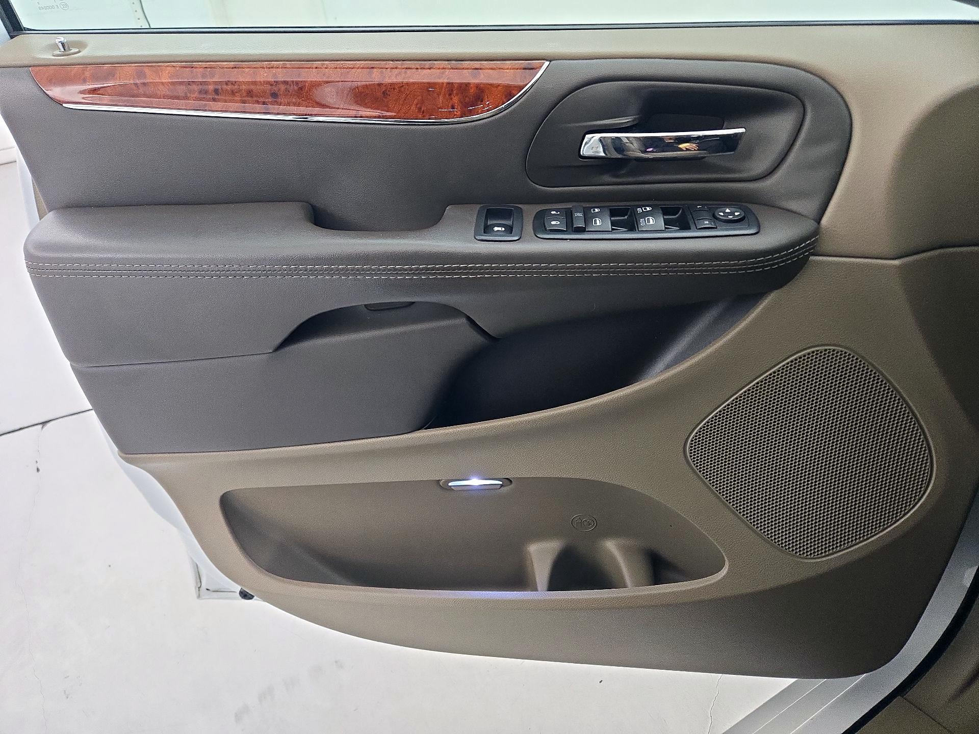 Thumbnail: 2016 Chrysler Town & Country - 12