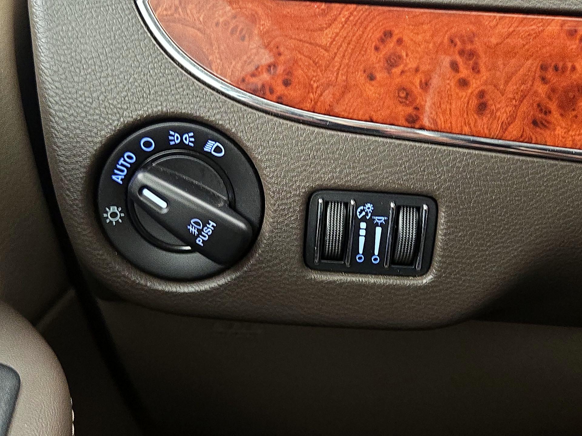 Thumbnail: 2016 Chrysler Town & Country - 13