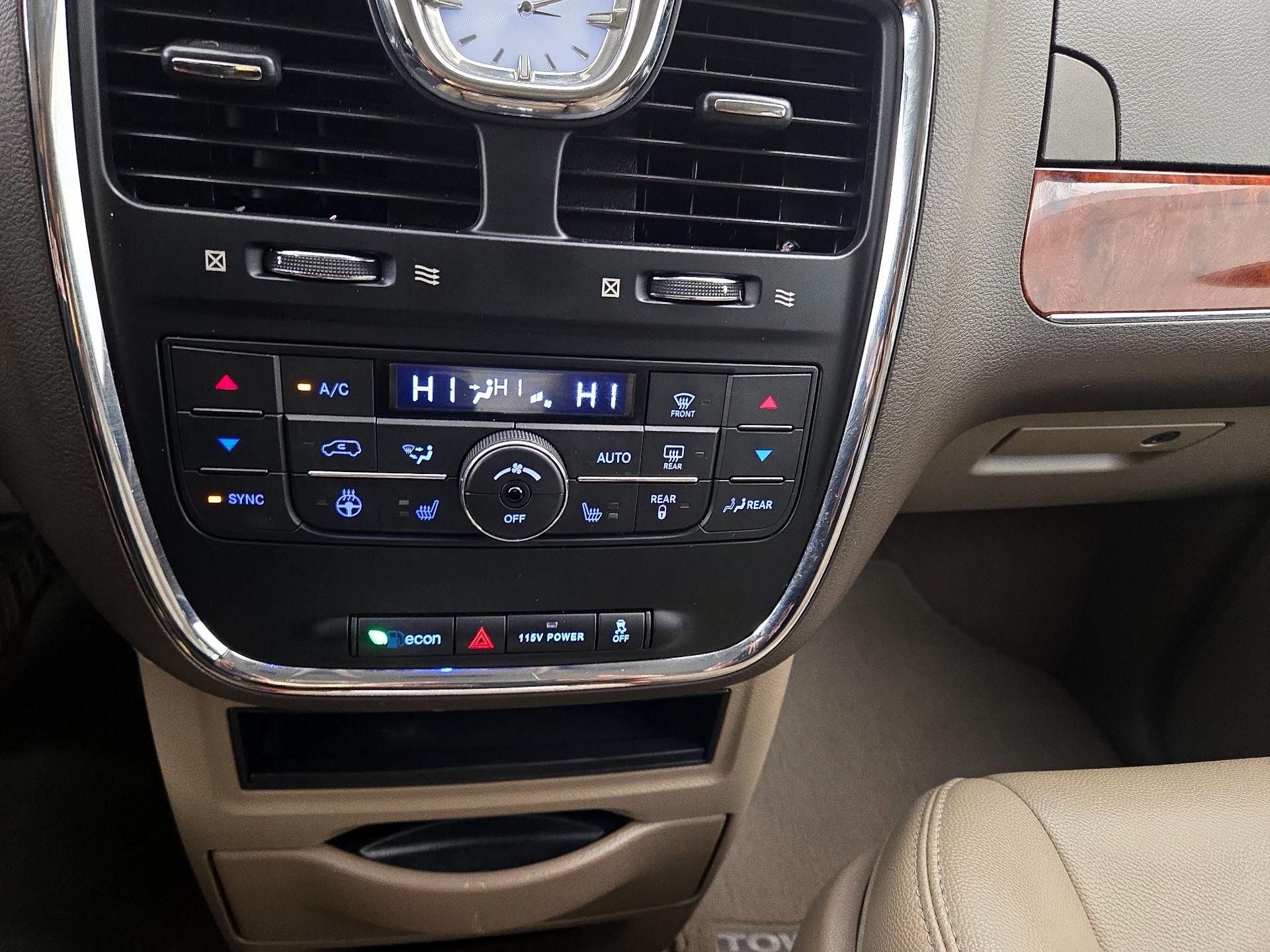 Thumbnail: 2016 Chrysler Town & Country - 16