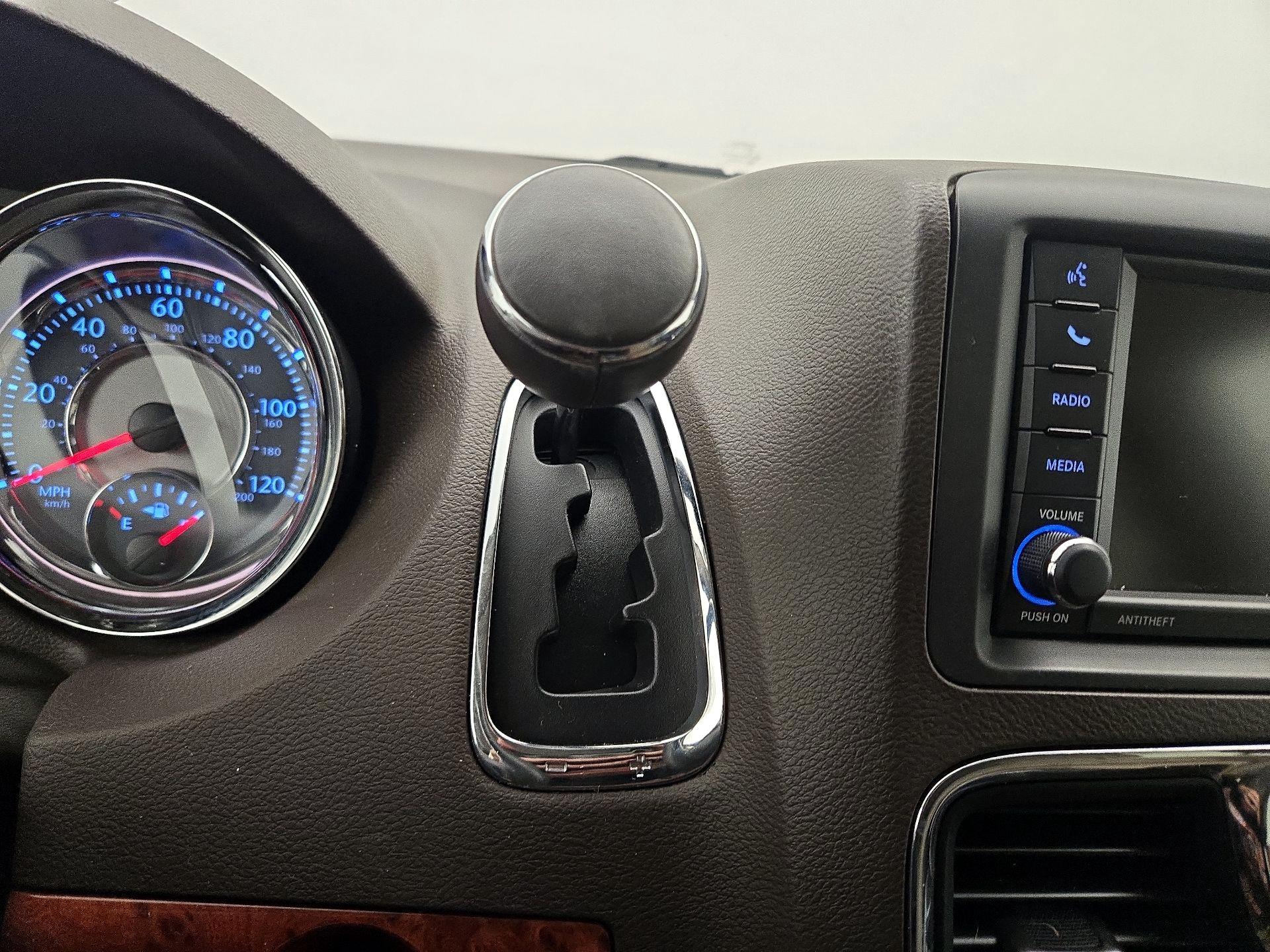 Thumbnail: 2016 Chrysler Town & Country - 17