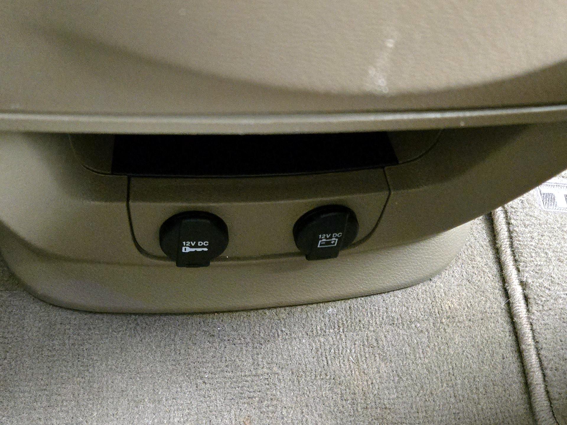 Thumbnail: 2016 Chrysler Town & Country - 18