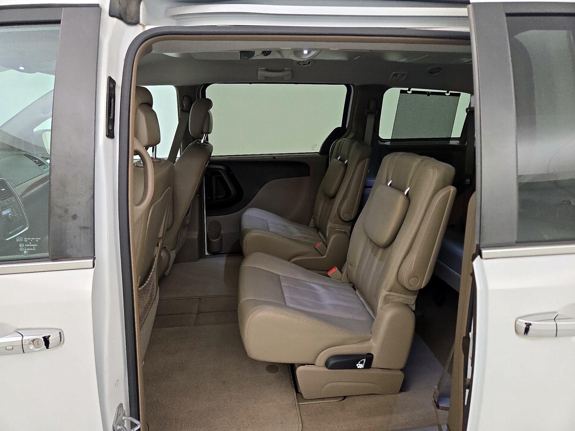 Thumbnail: 2016 Chrysler Town & Country - 19