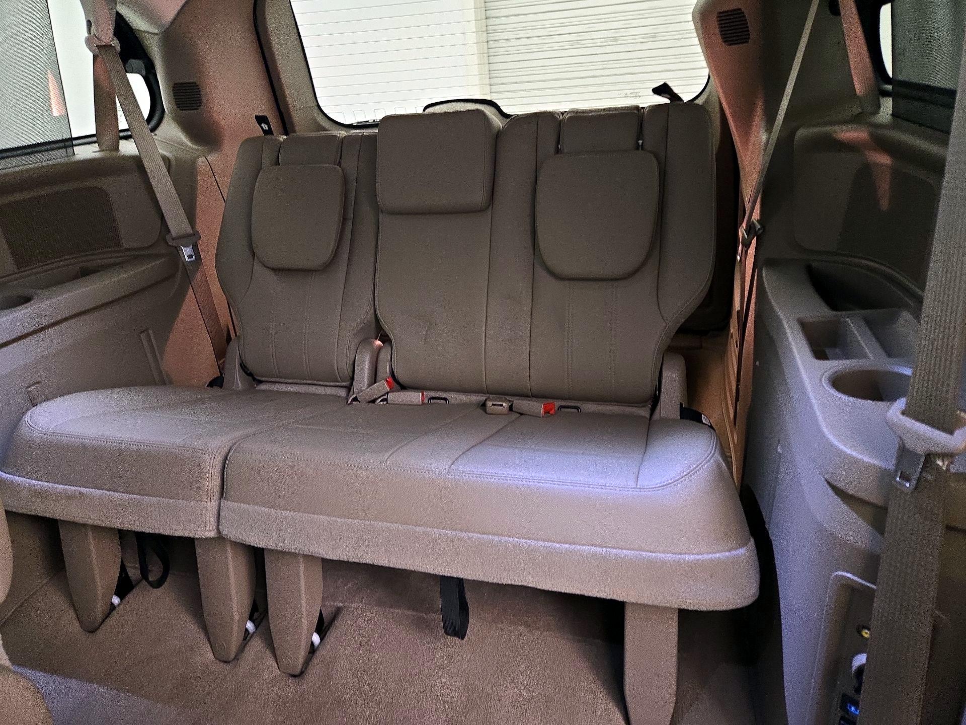 Thumbnail: 2016 Chrysler Town & Country - 20