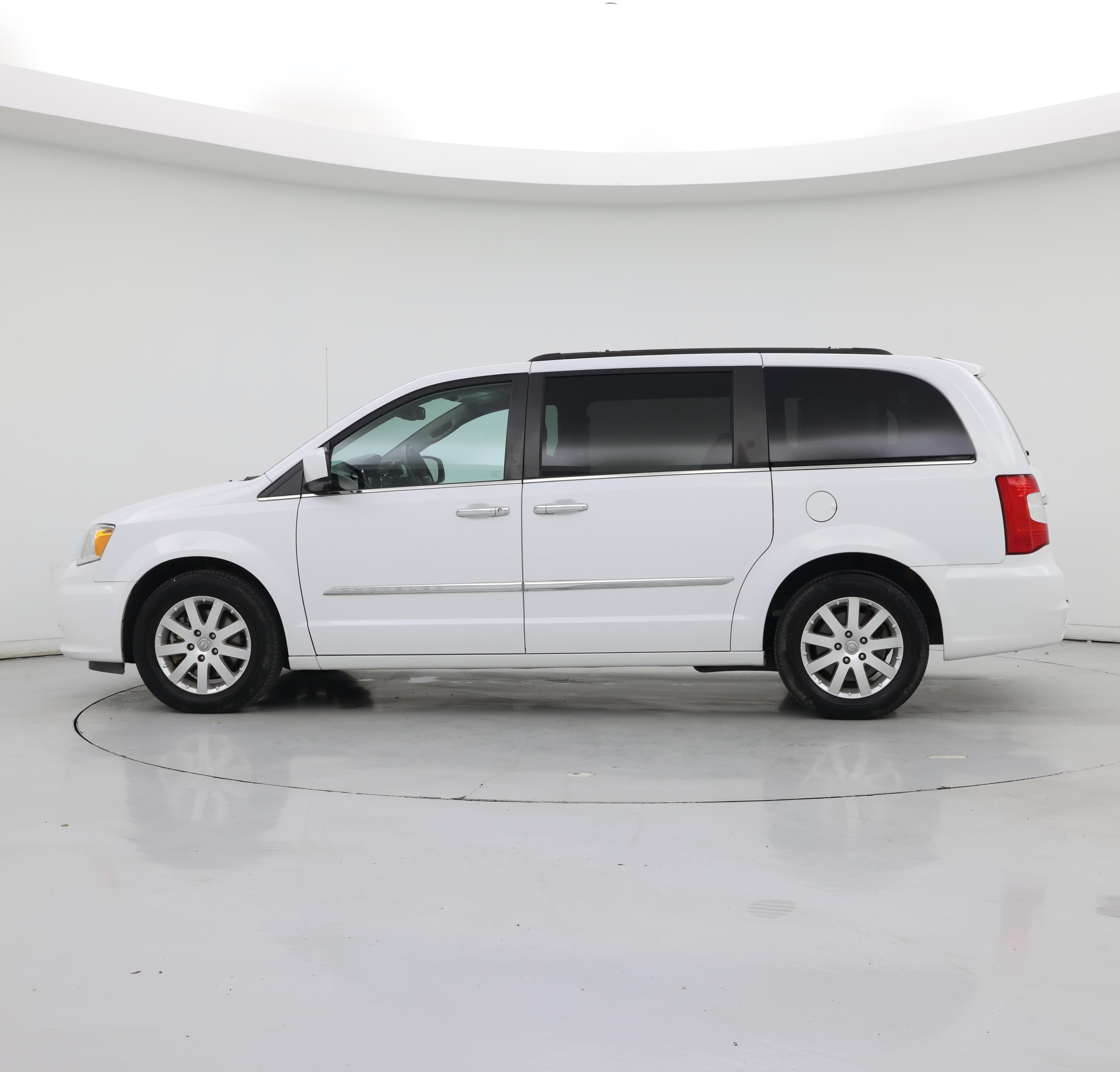 Thumbnail: 2016 Chrysler Town & Country - 3