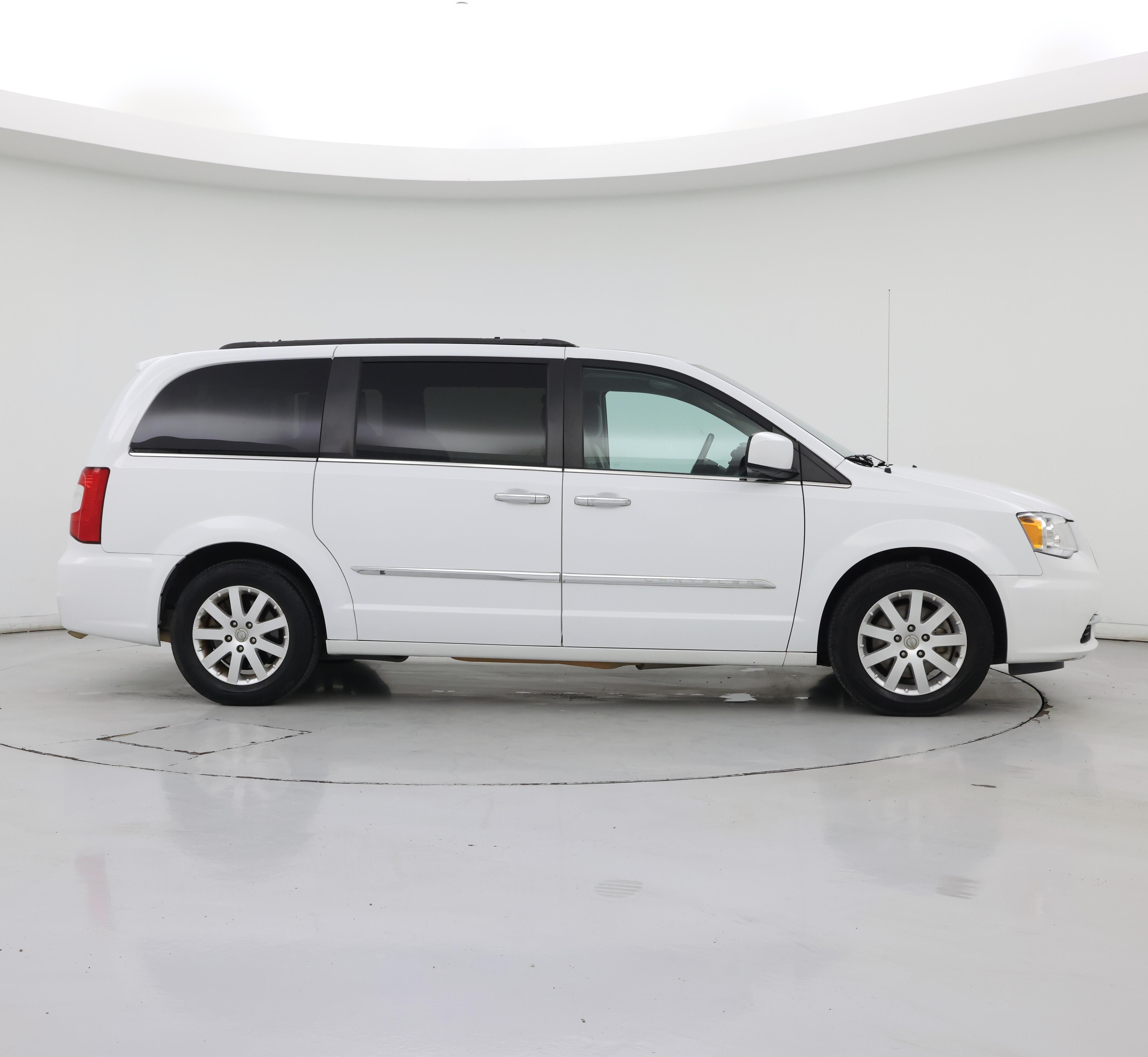 Thumbnail: 2016 Chrysler Town & Country - 7