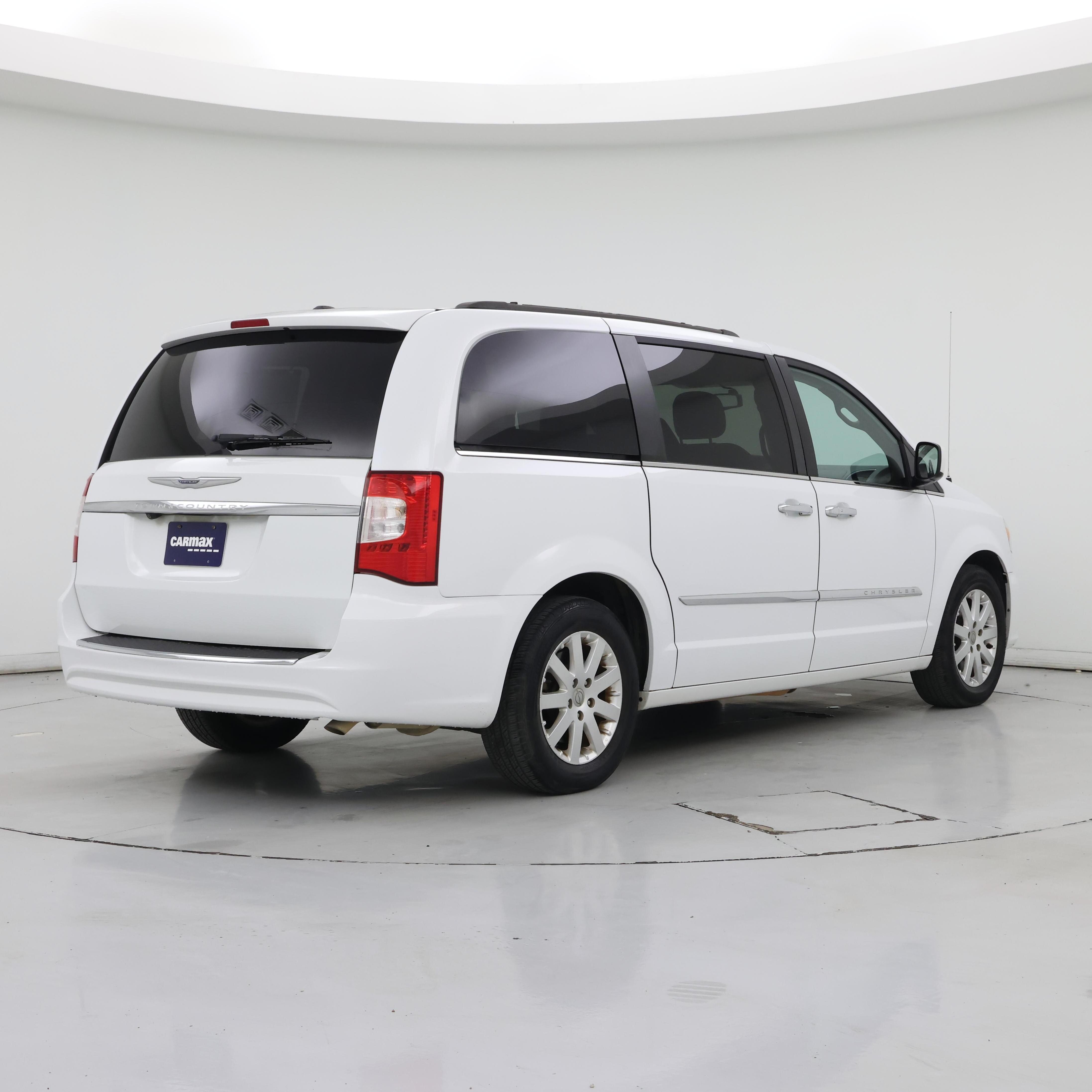 Thumbnail: 2016 Chrysler Town & Country - 8