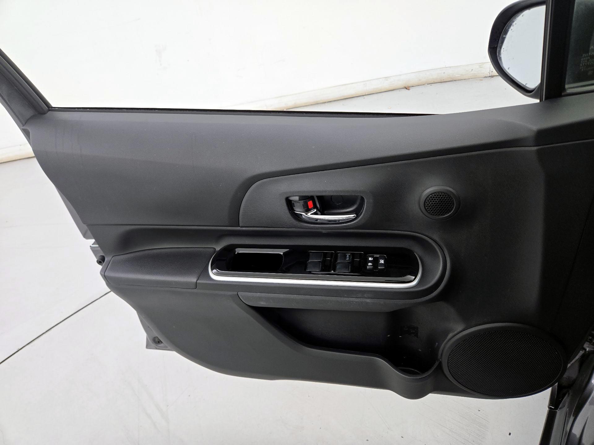 Thumbnail: 2015 Toyota Prius c - 12