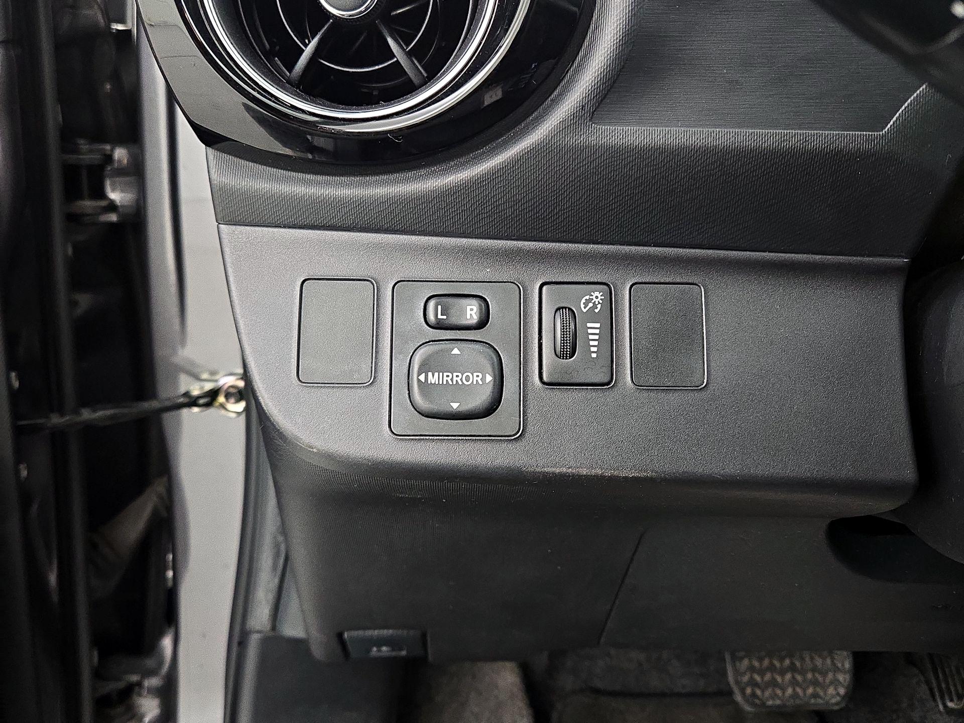 Thumbnail: 2015 Toyota Prius c - 13