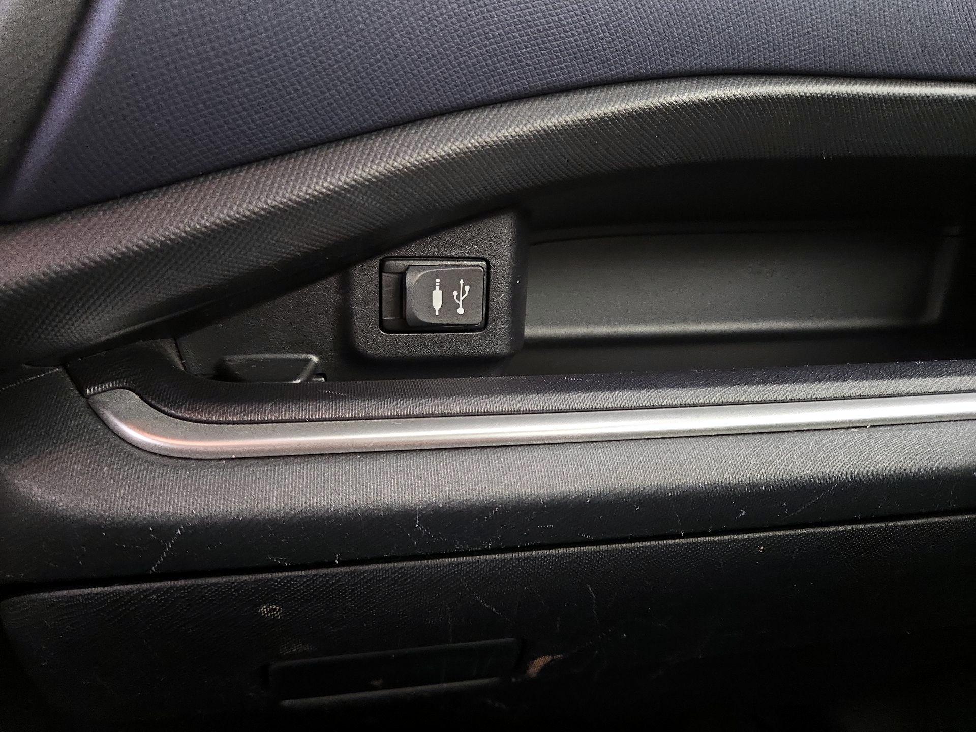 Thumbnail: 2015 Toyota Prius c - 18