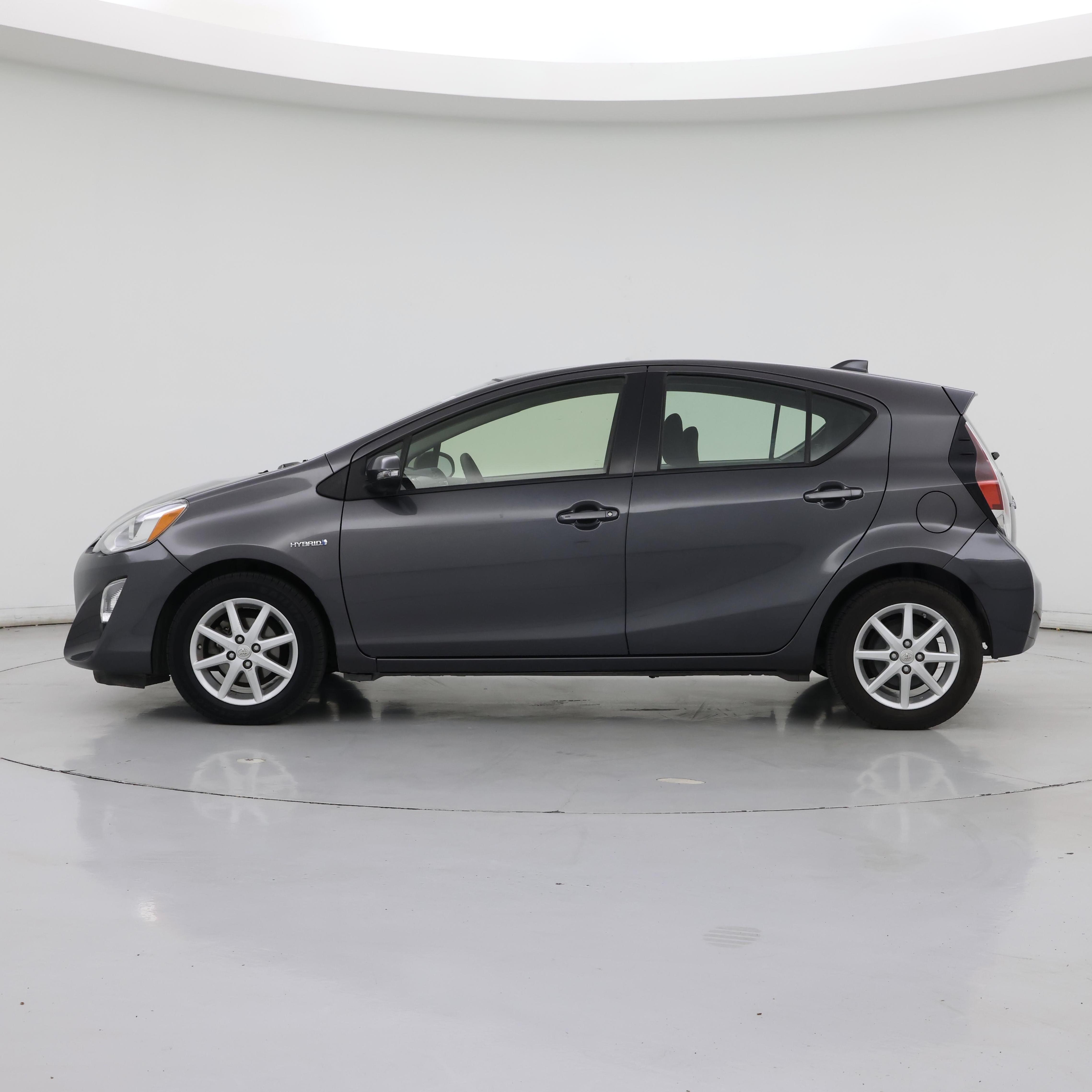 Thumbnail: 2015 Toyota Prius c - 3