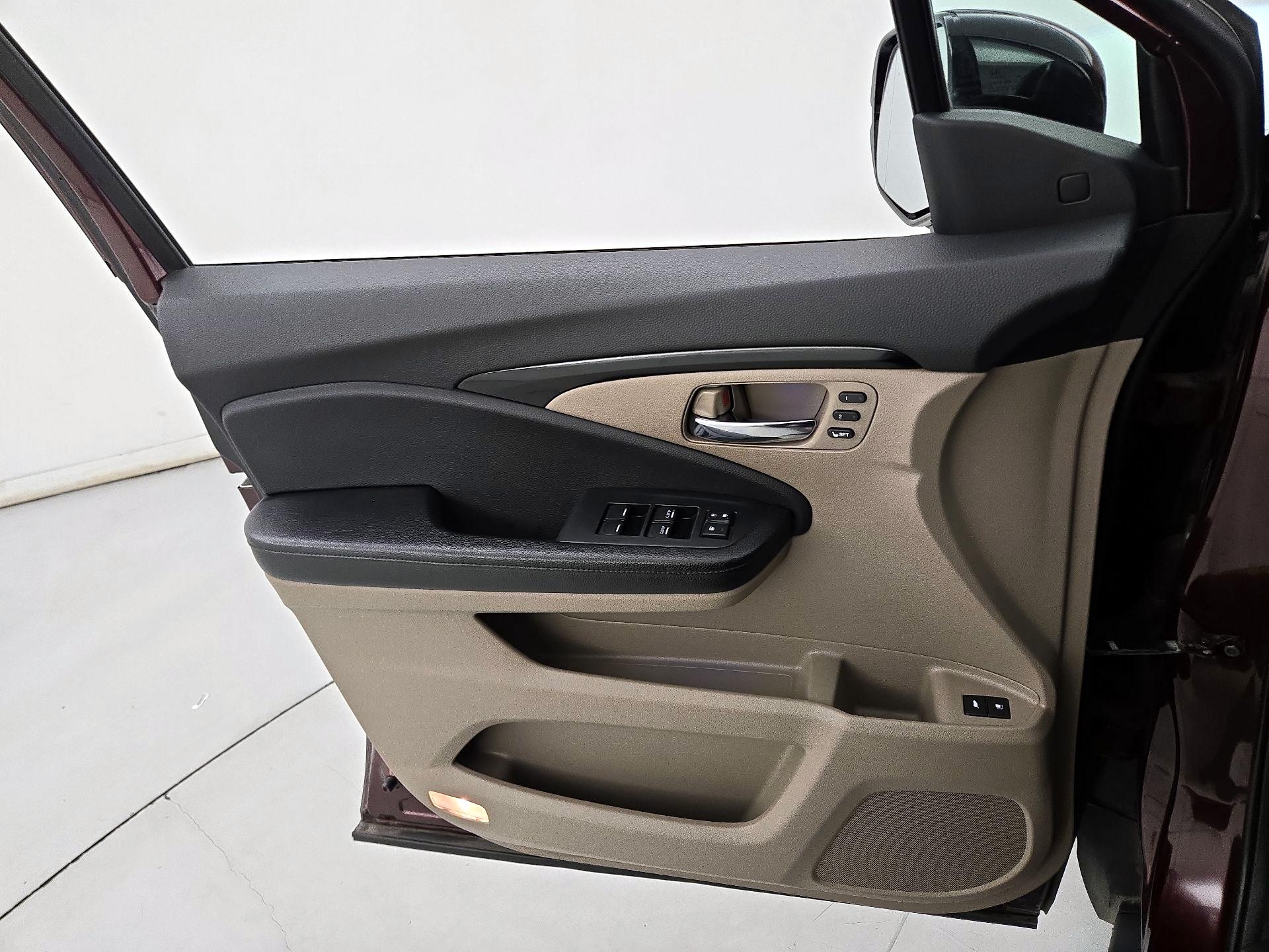 Thumbnail: 2016 Honda Pilot - 12