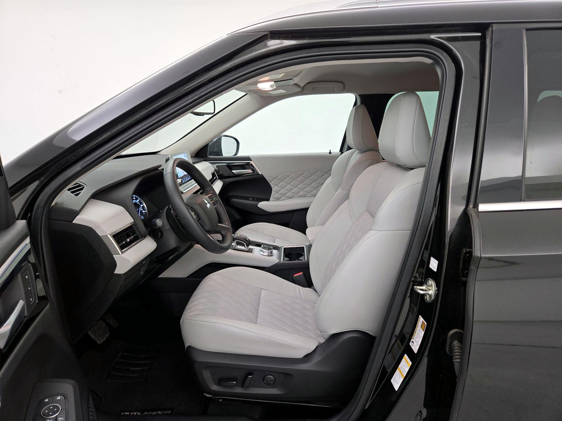 Thumbnail: 2022 Mitsubishi Outlander - 11