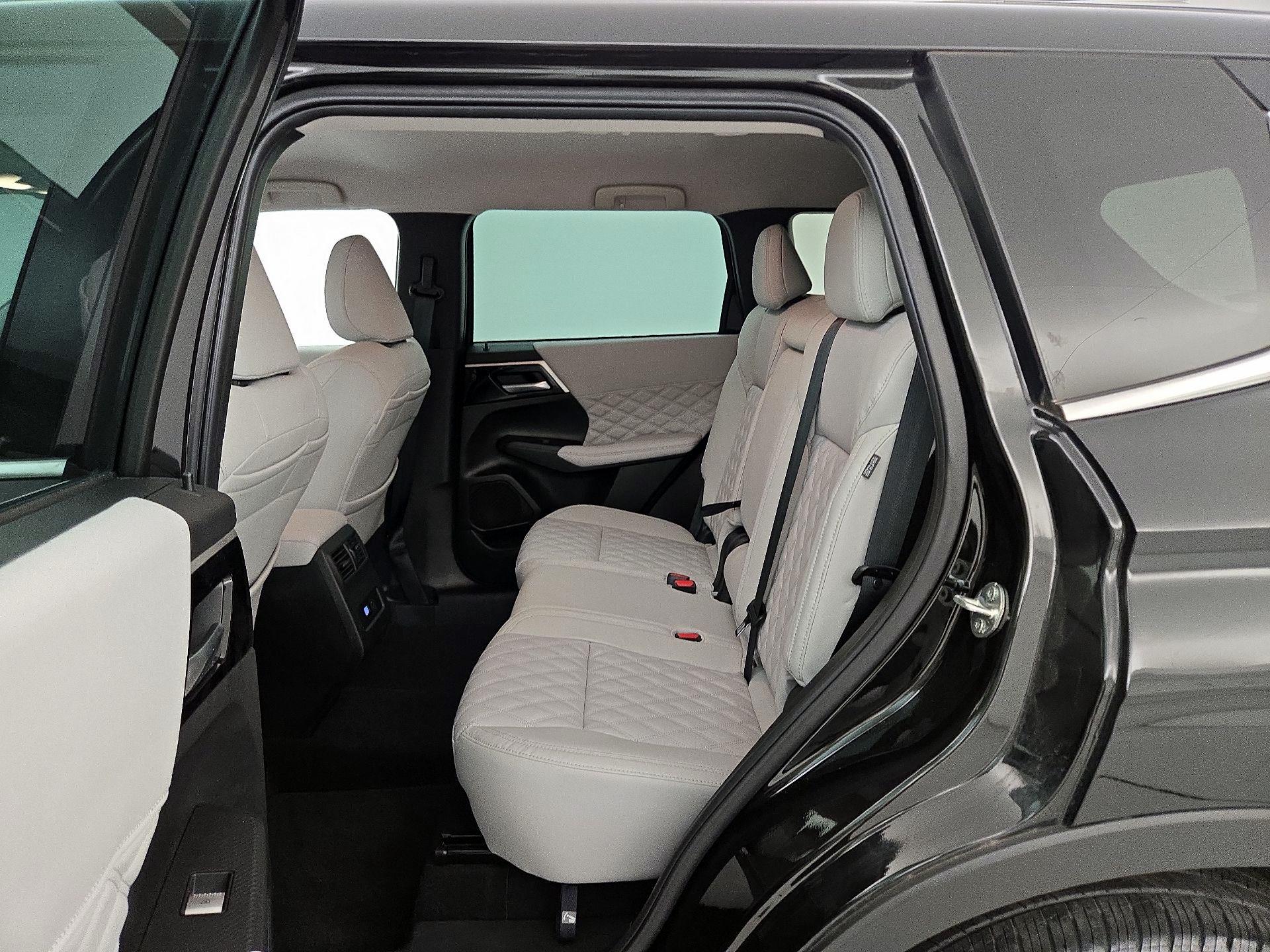 Thumbnail: 2022 Mitsubishi Outlander - 20