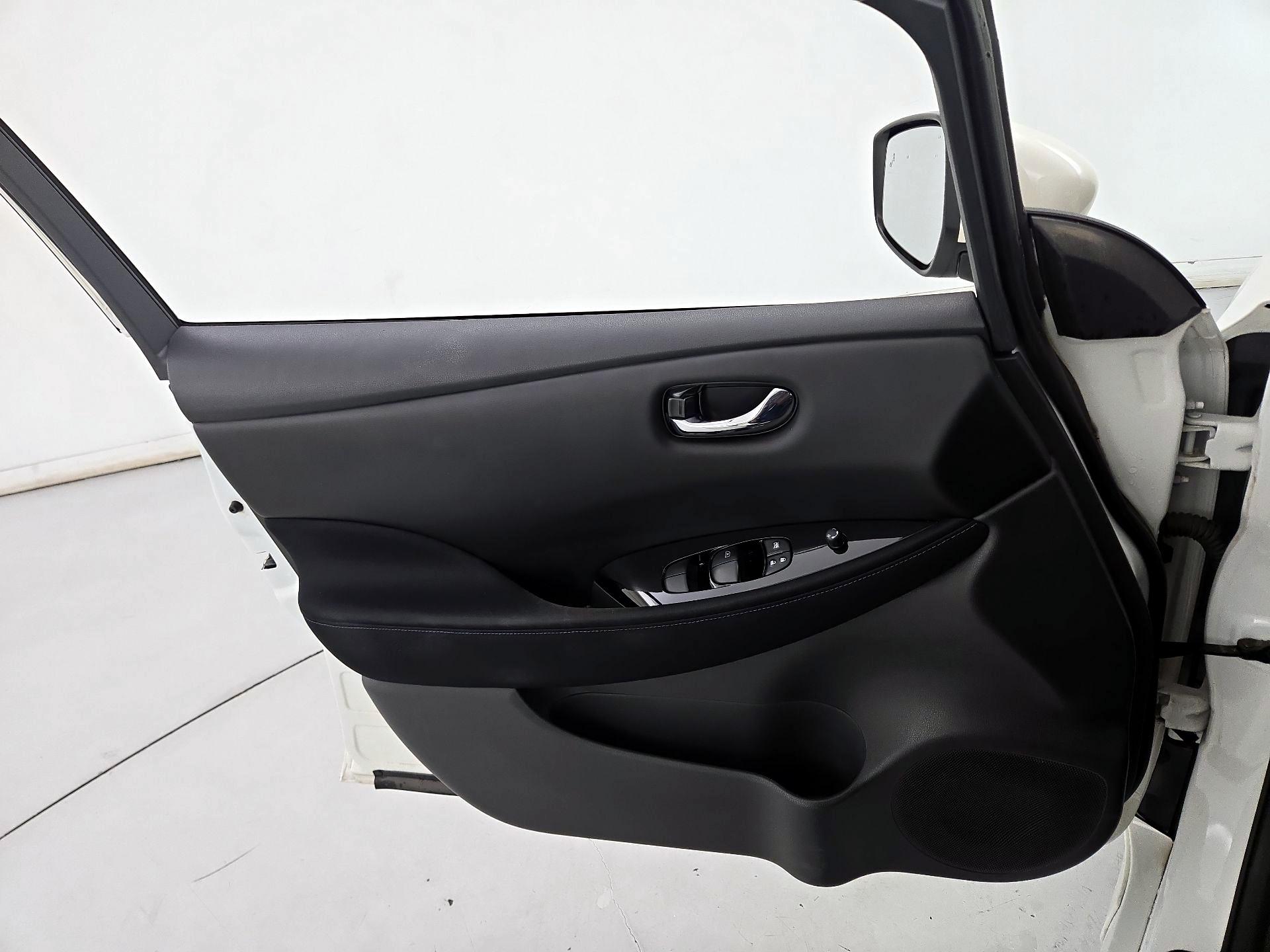 Thumbnail: 2022 Nissan Leaf - 12